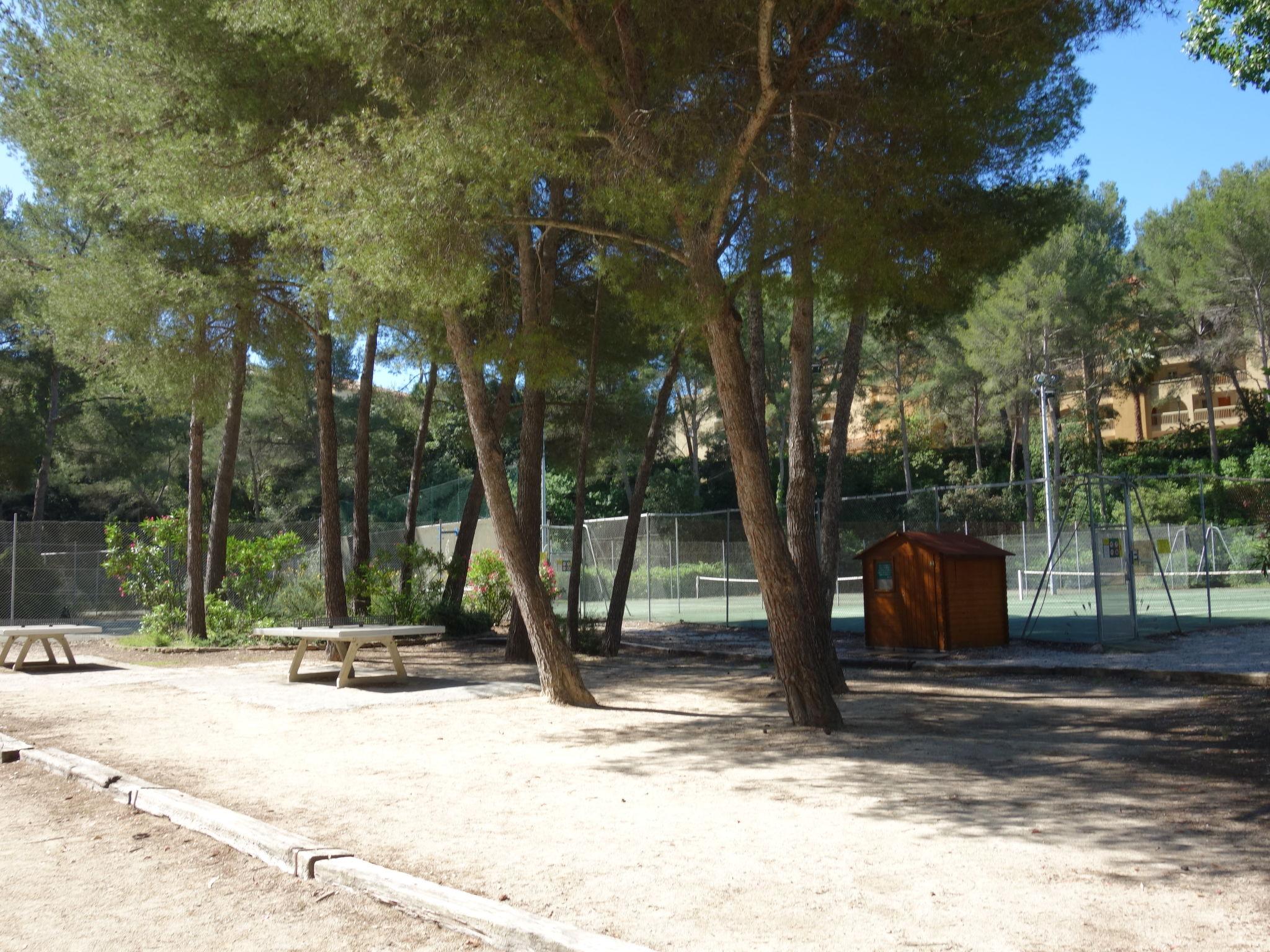 Foto 17 - Apartamento de 2 quartos em Six-Fours-les-Plages com piscina e jardim