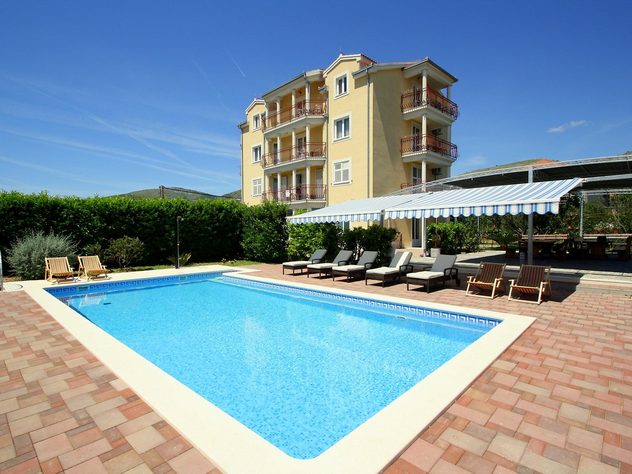 Foto 12 - Apartment mit 1 Schlafzimmer in Trogir mit schwimmbad und blick aufs meer