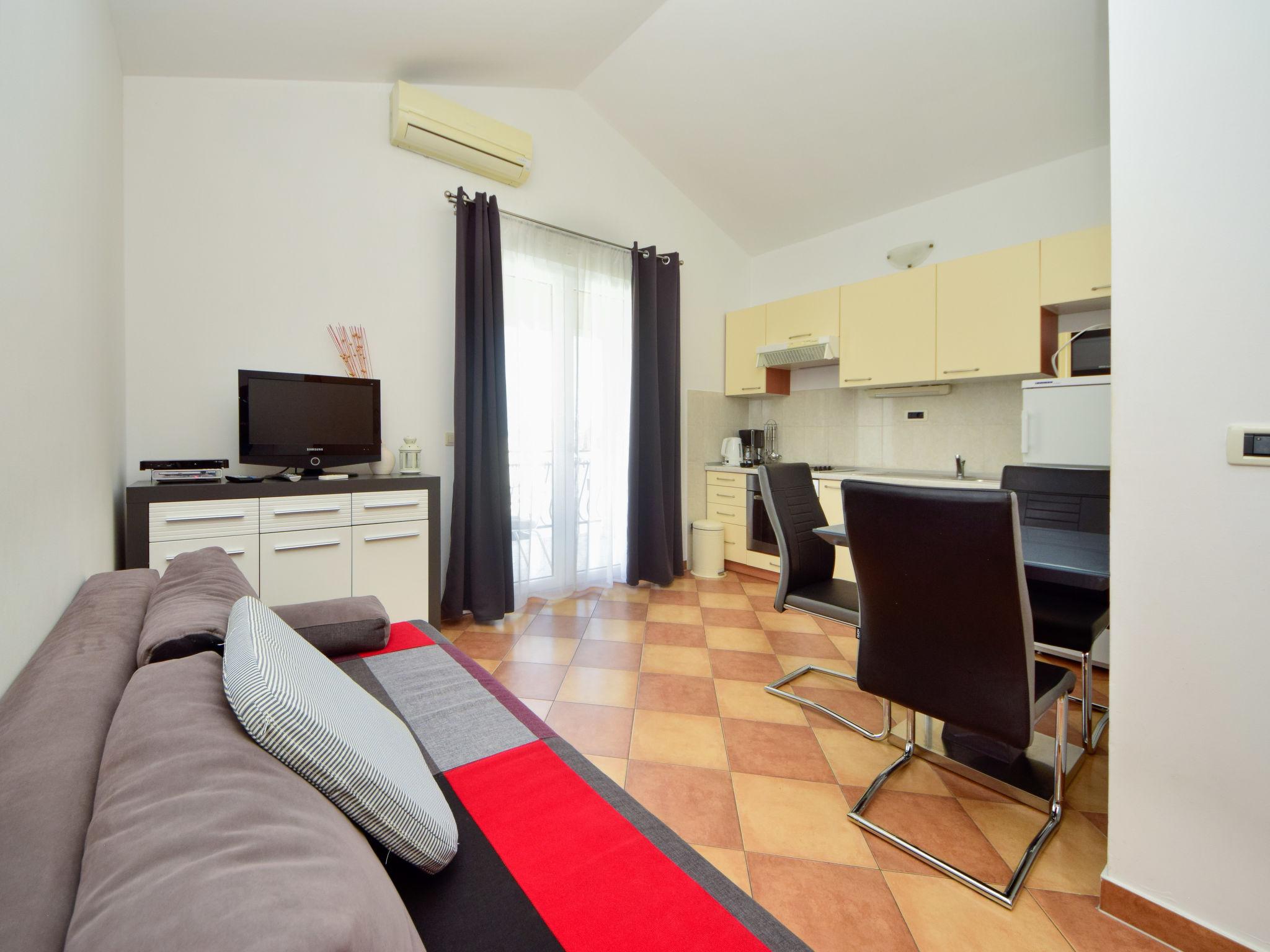 Foto 5 - Apartamento de 1 quarto em Trogir com piscina e terraço