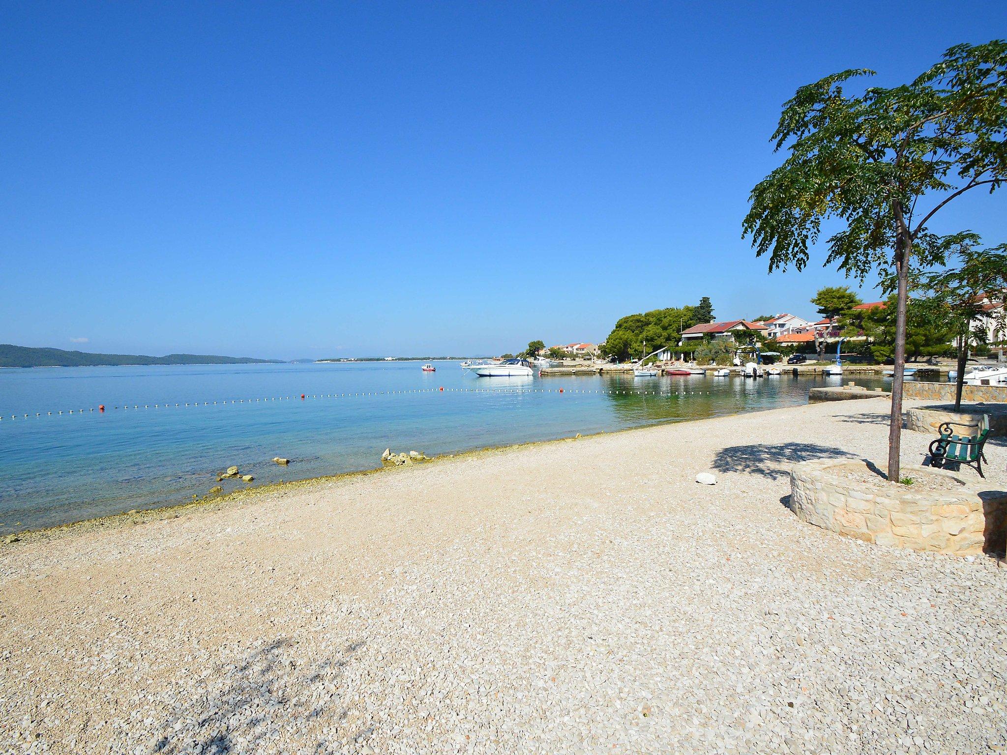 Foto 1 - Apartamento de 1 quarto em Sibenik com jardim e terraço