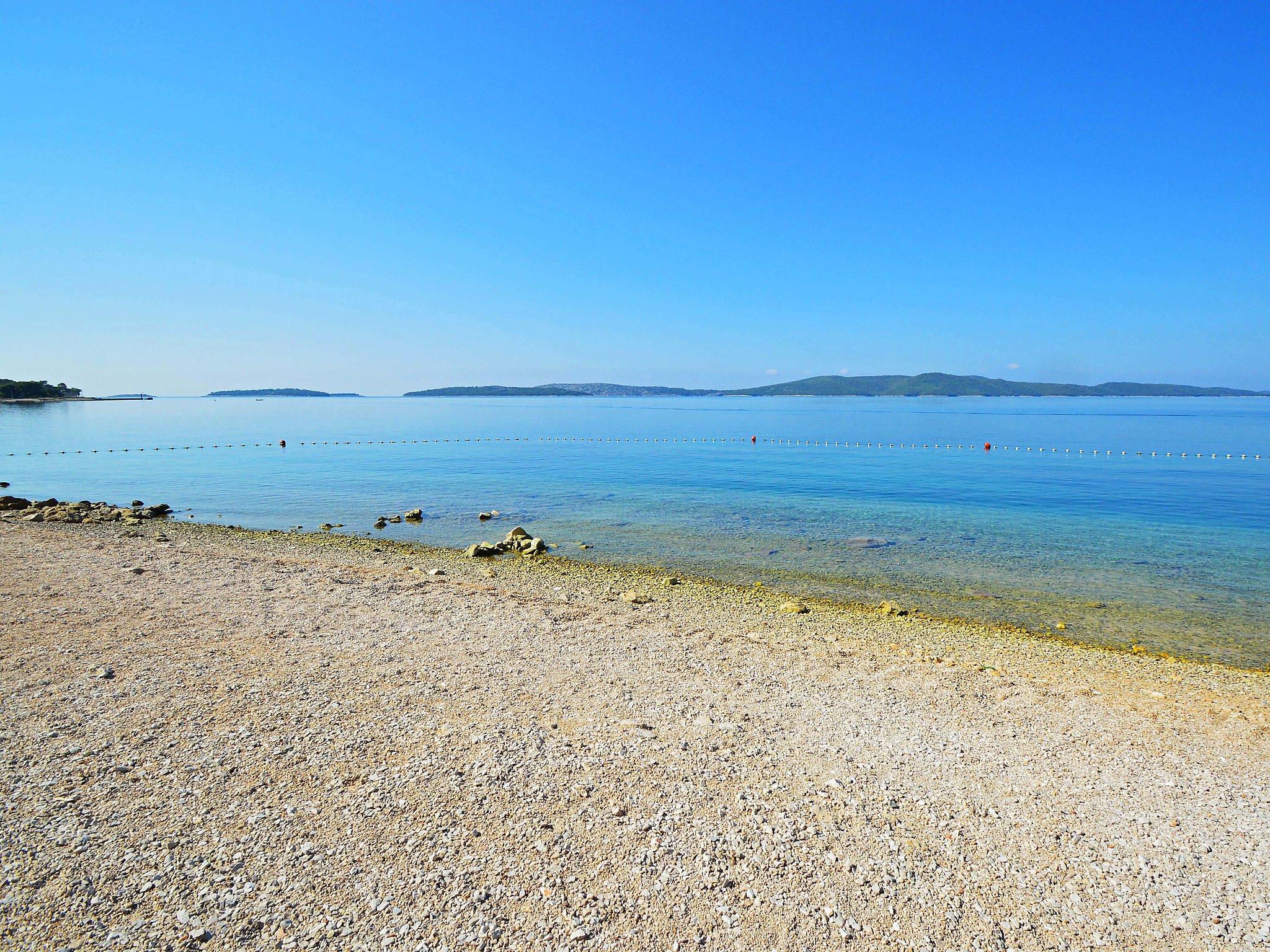 Foto 14 - Apartamento de 1 quarto em Sibenik com jardim e terraço