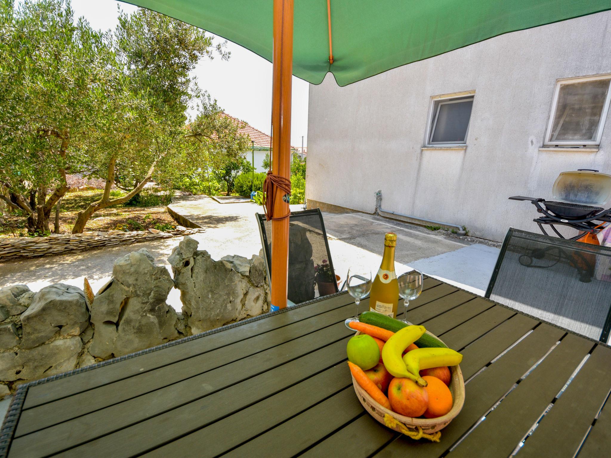 Foto 6 - Apartamento de 1 habitación en Sibenik con jardín y terraza