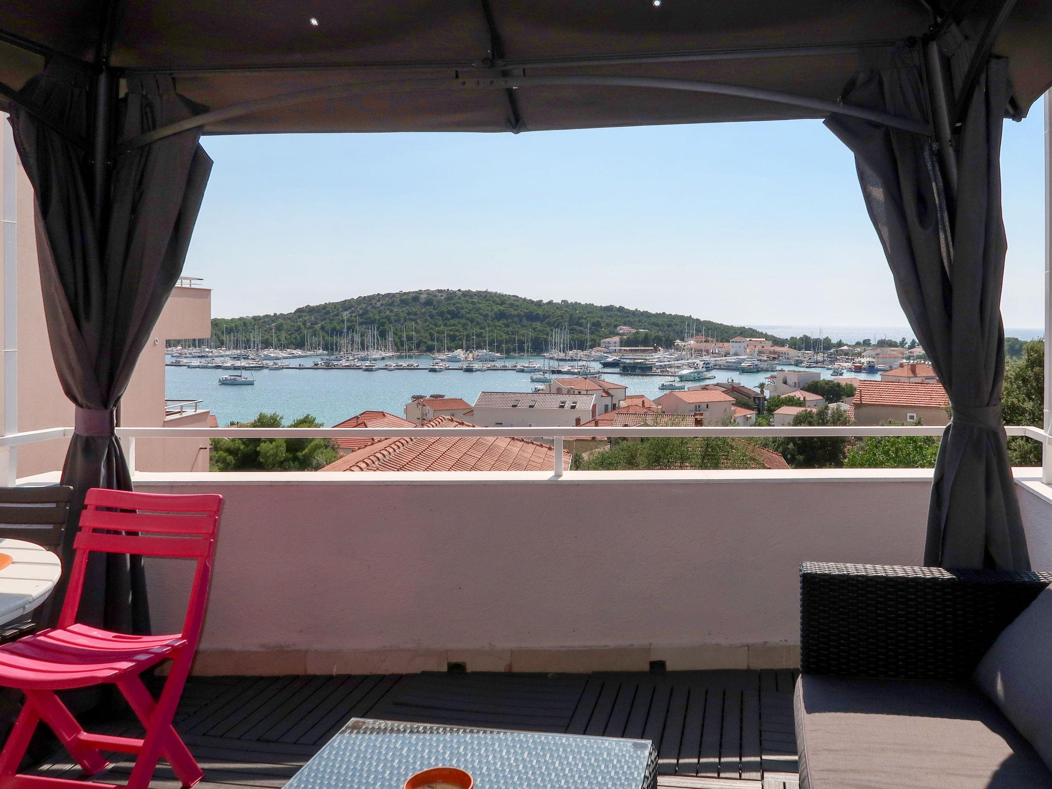 Foto 4 - Apartamento de 2 quartos em Rogoznica com terraço e vistas do mar