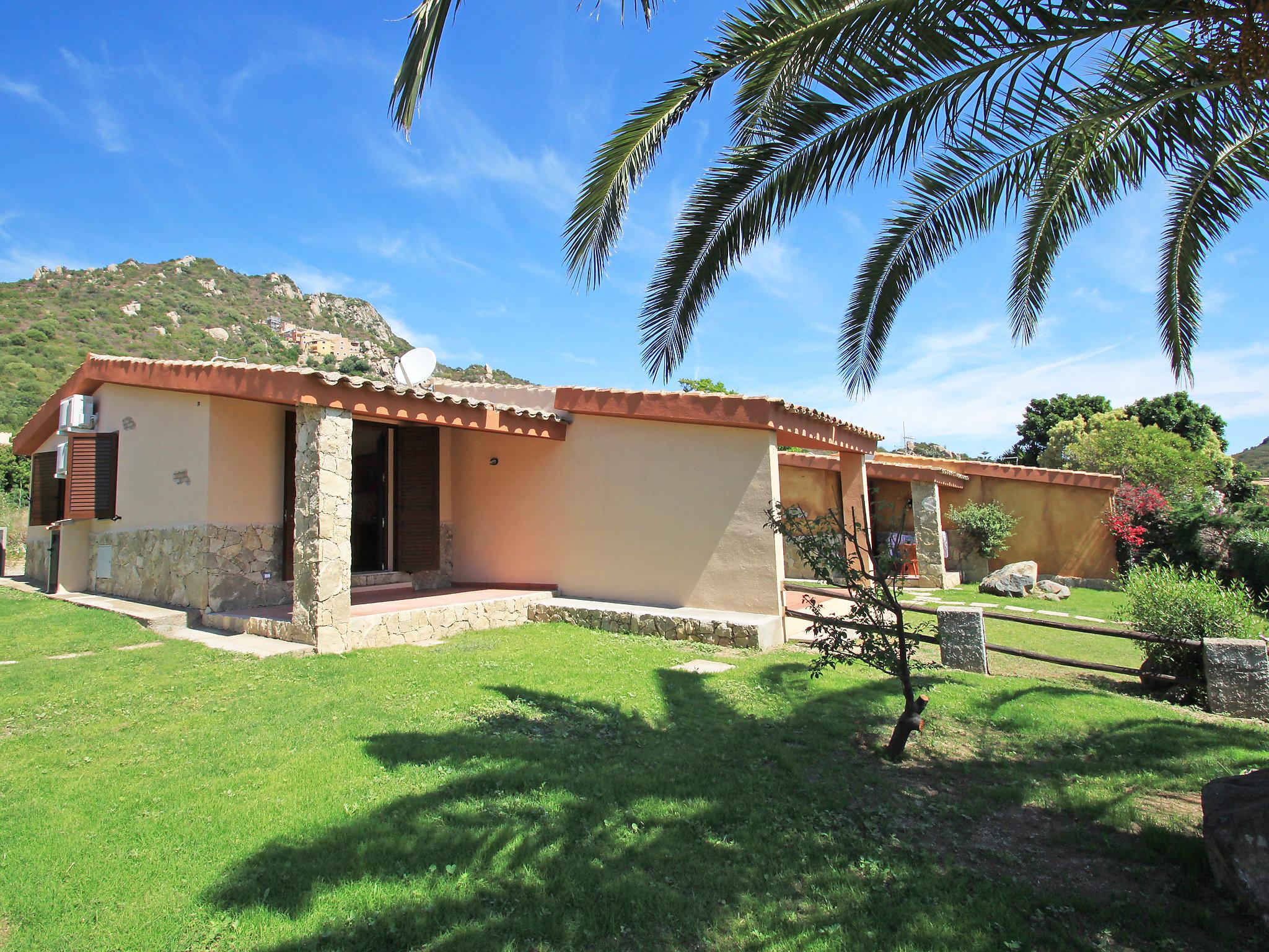 Photo 1 - Maison de 2 chambres à Muravera avec jardin et vues à la mer