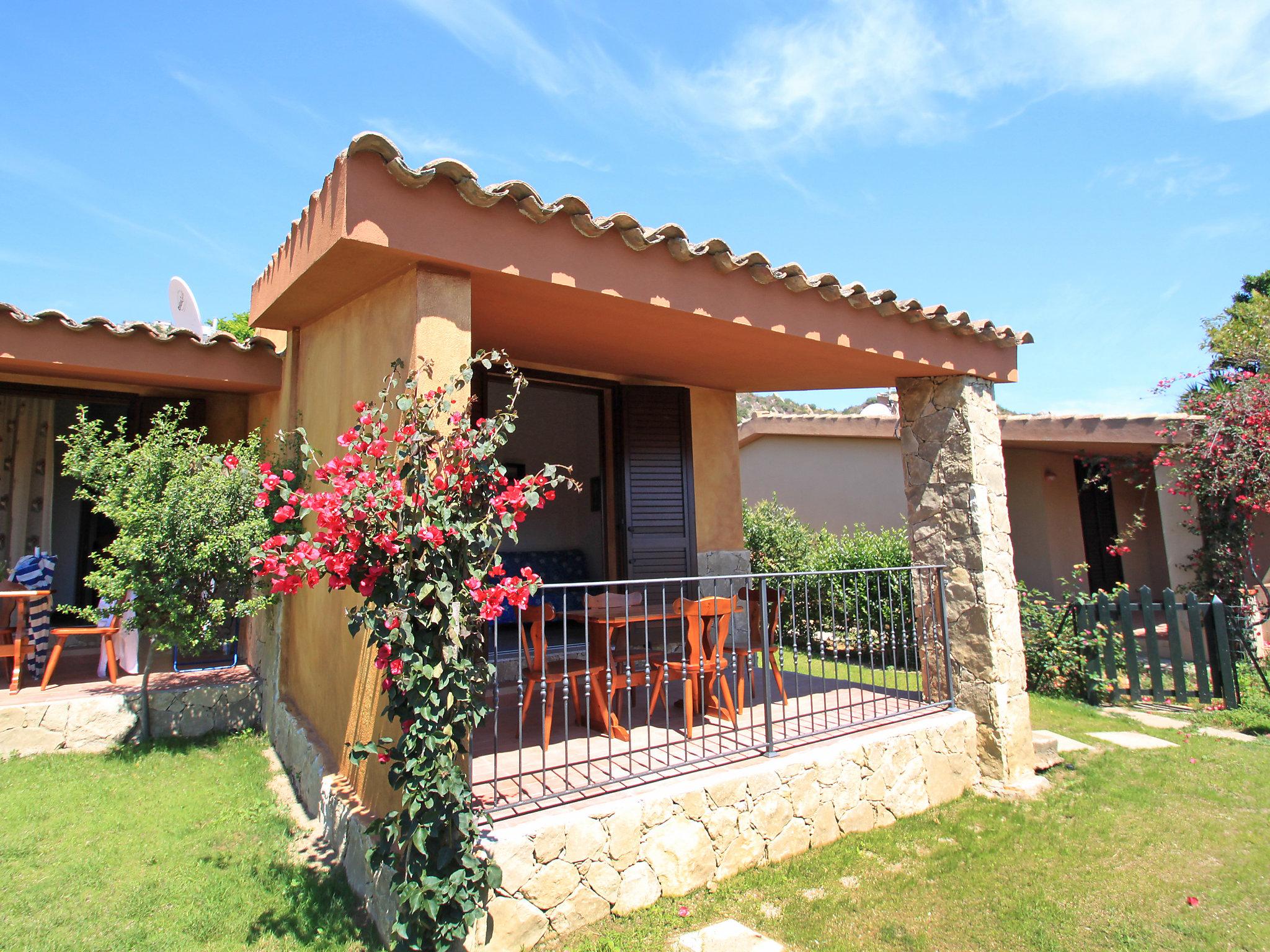 Photo 2 - Maison de 2 chambres à Muravera avec jardin et vues à la mer