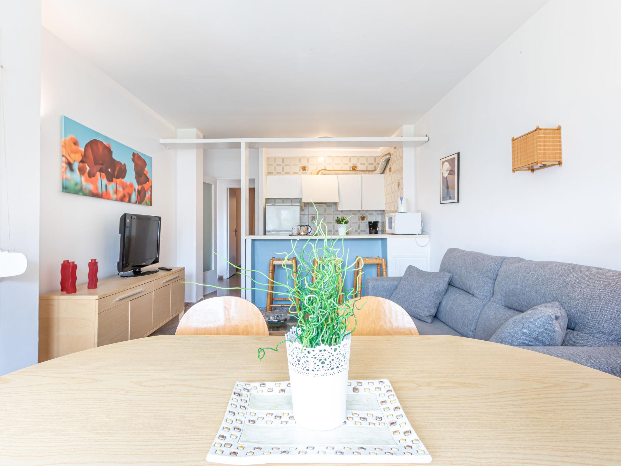 Foto 8 - Apartamento de 3 habitaciones en Castelló d'Empúries con vistas al mar