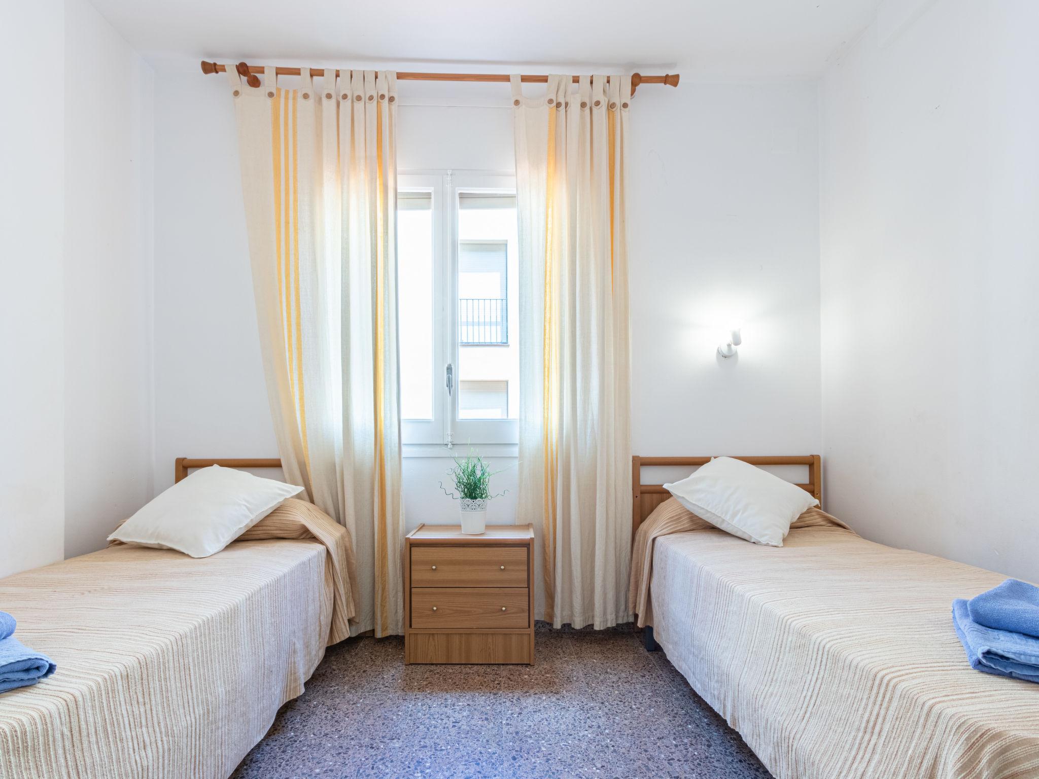 Foto 16 - Apartamento de 3 habitaciones en Castelló d'Empúries con vistas al mar