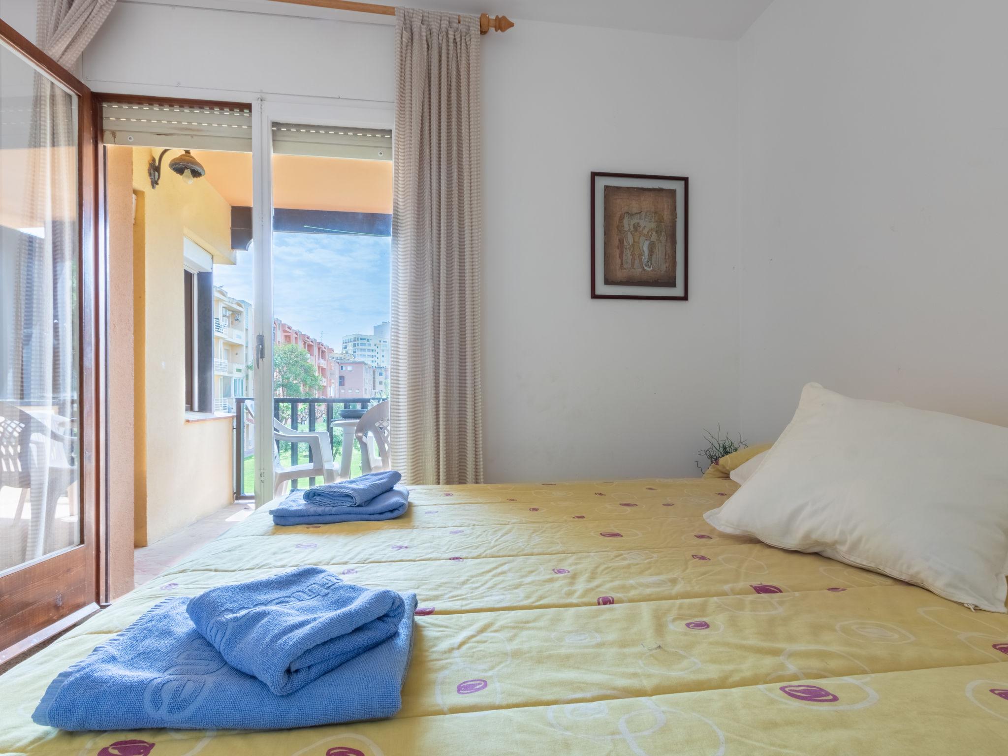 Photo 15 - Appartement de 3 chambres à Castelló d'Empúries avec vues à la mer