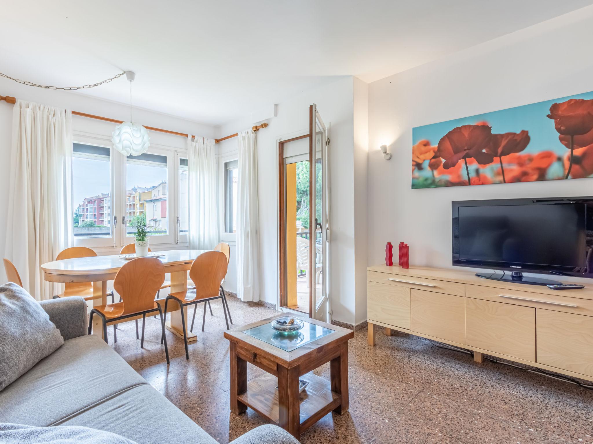 Foto 7 - Apartamento de 3 habitaciones en Castelló d'Empúries con vistas al mar