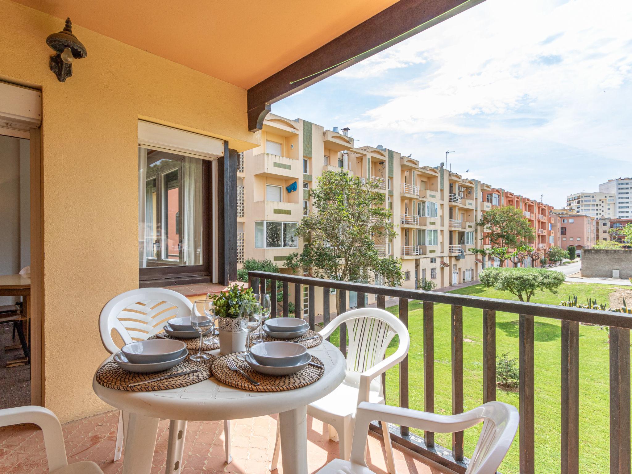 Foto 1 - Apartamento de 3 quartos em Castelló d'Empúries com vistas do mar