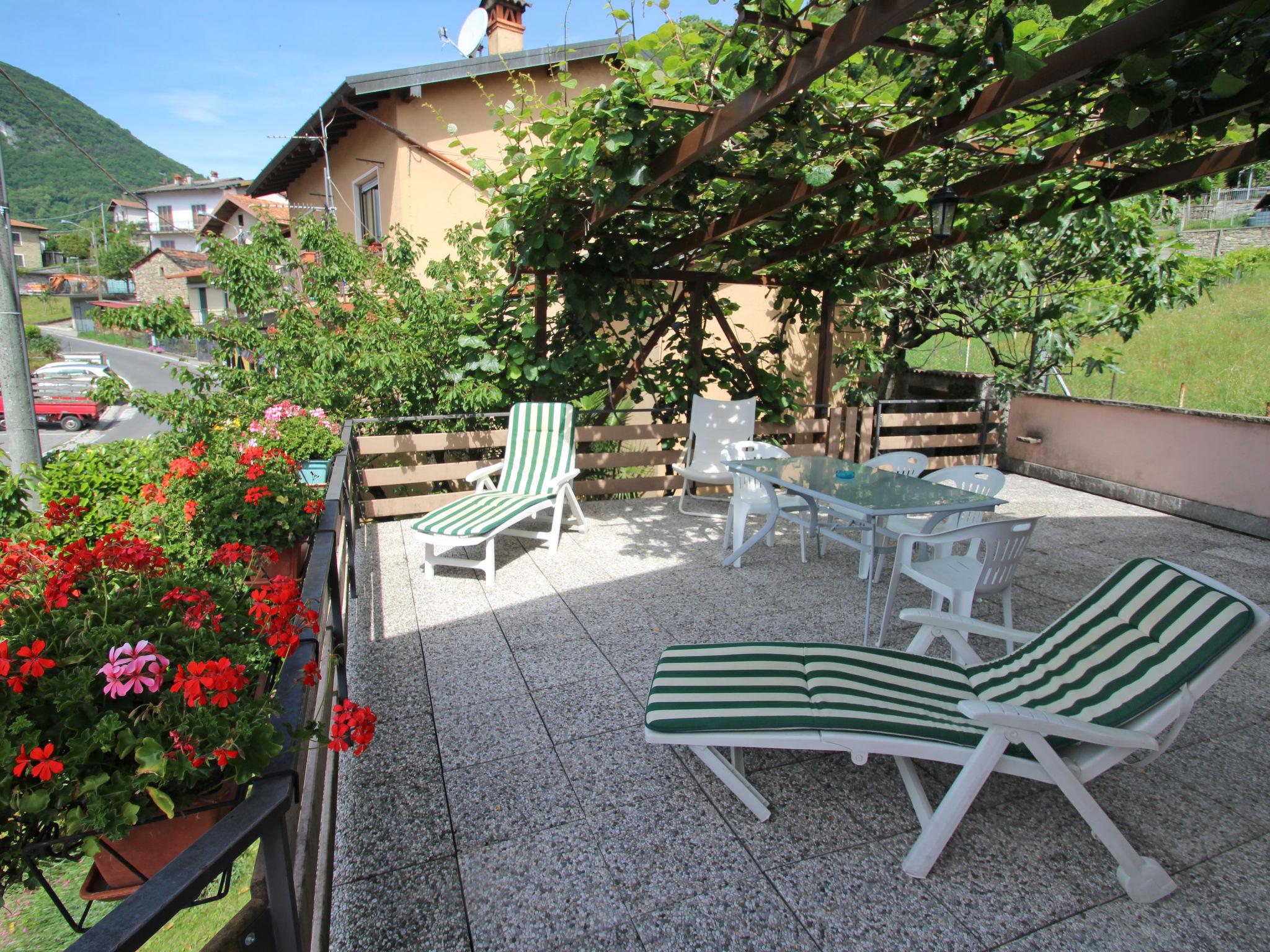 Photo 2 - Appartement de 2 chambres à Vercana avec jardin et terrasse