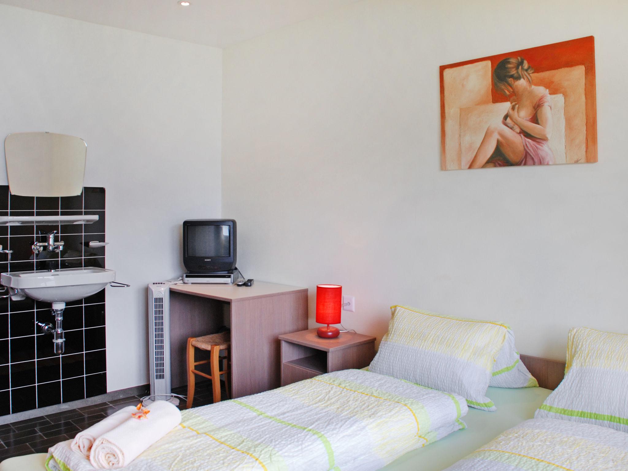 Foto 7 - Appartamento con 2 camere da letto a Gambarogno con piscina e giardino