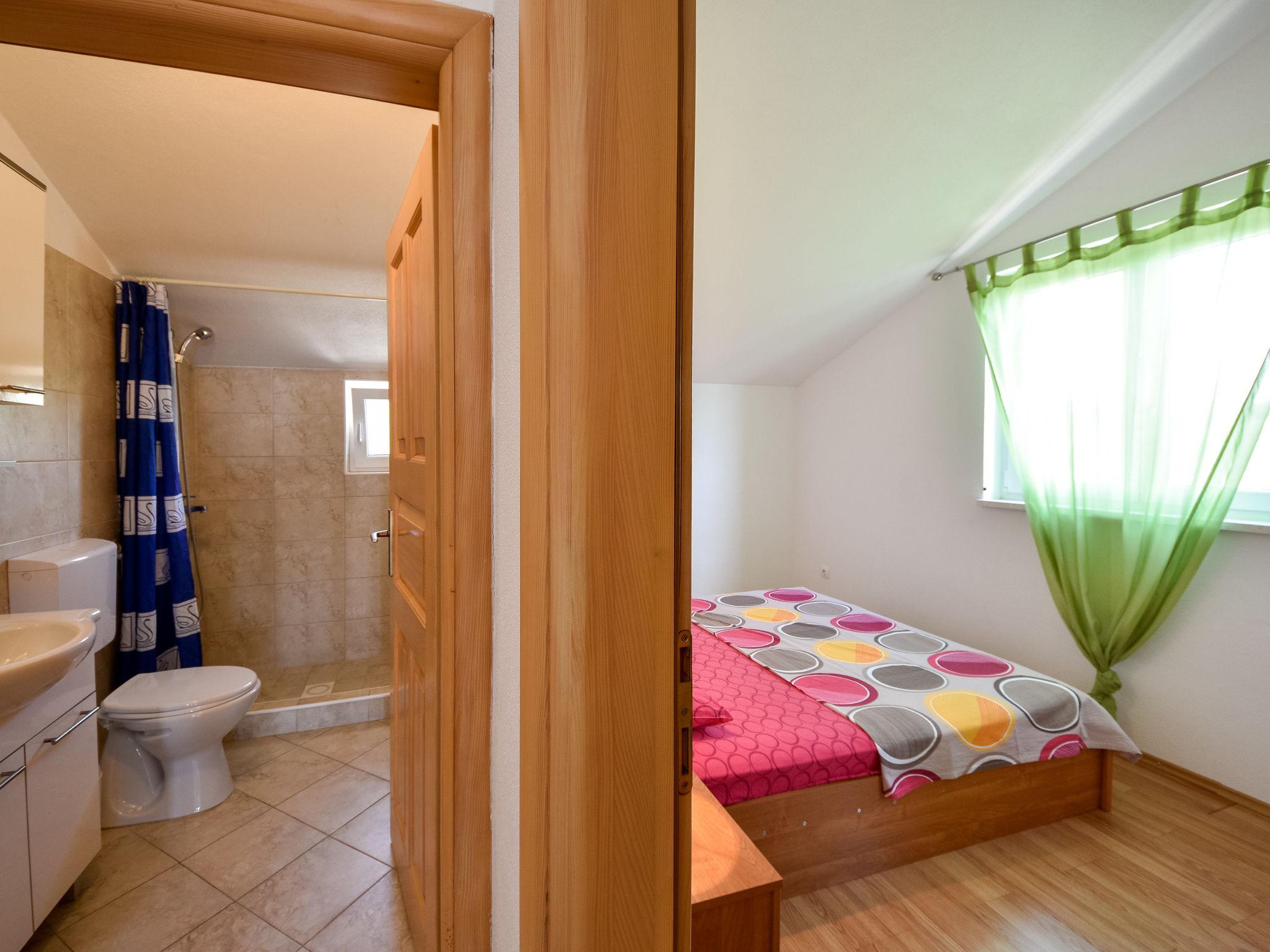 Foto 14 - Apartment mit 1 Schlafzimmer in Tisno mit terrasse und blick aufs meer