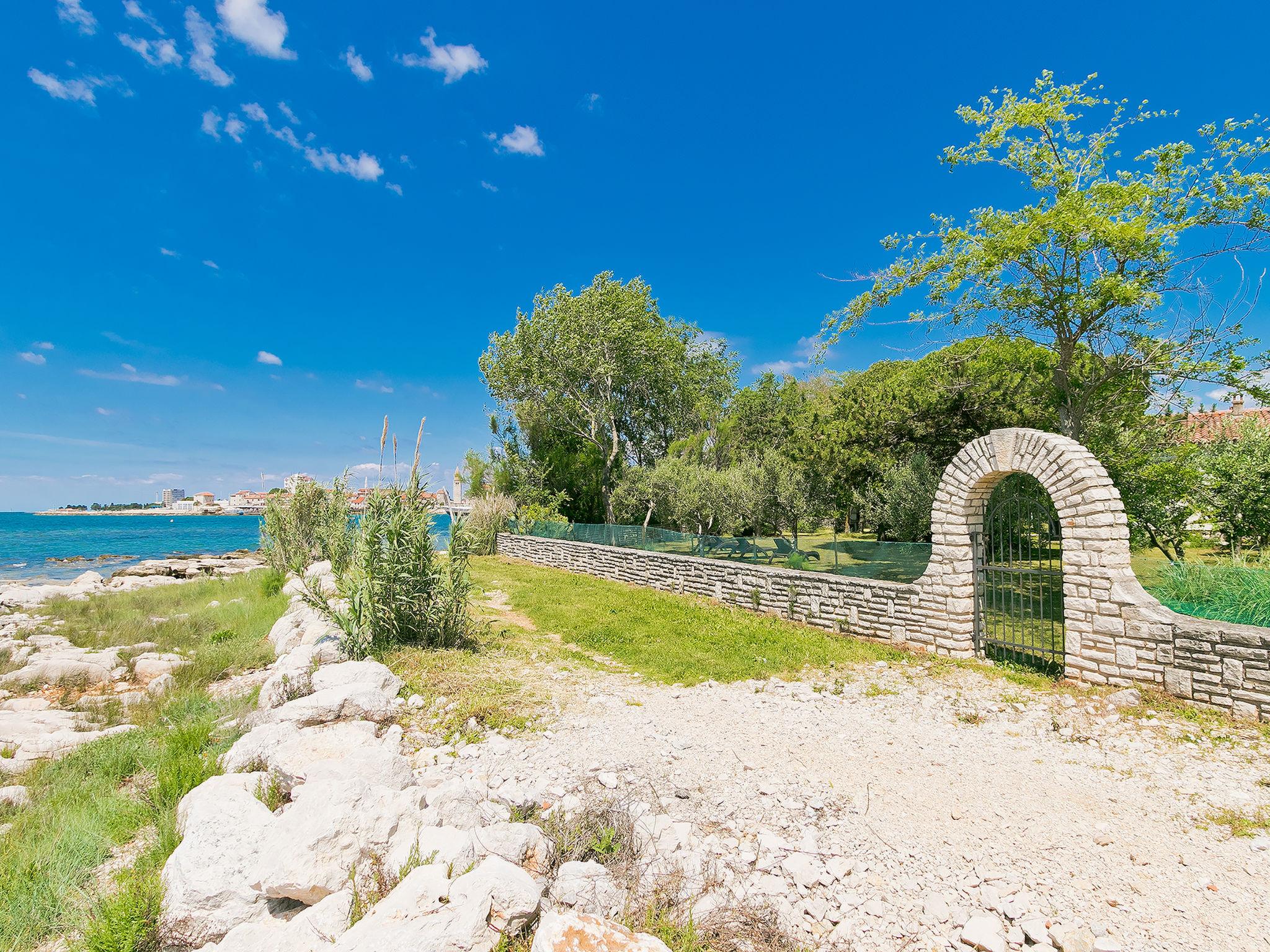 Foto 17 - Casa de 2 quartos em Umag com jardim e terraço