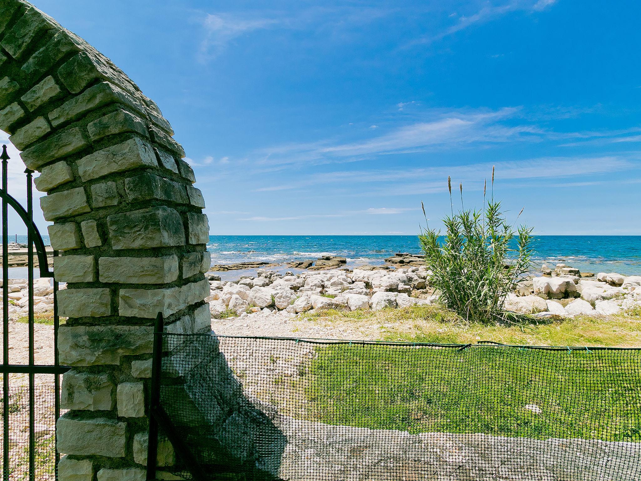 Foto 16 - Casa con 2 camere da letto a Umag con giardino e vista mare