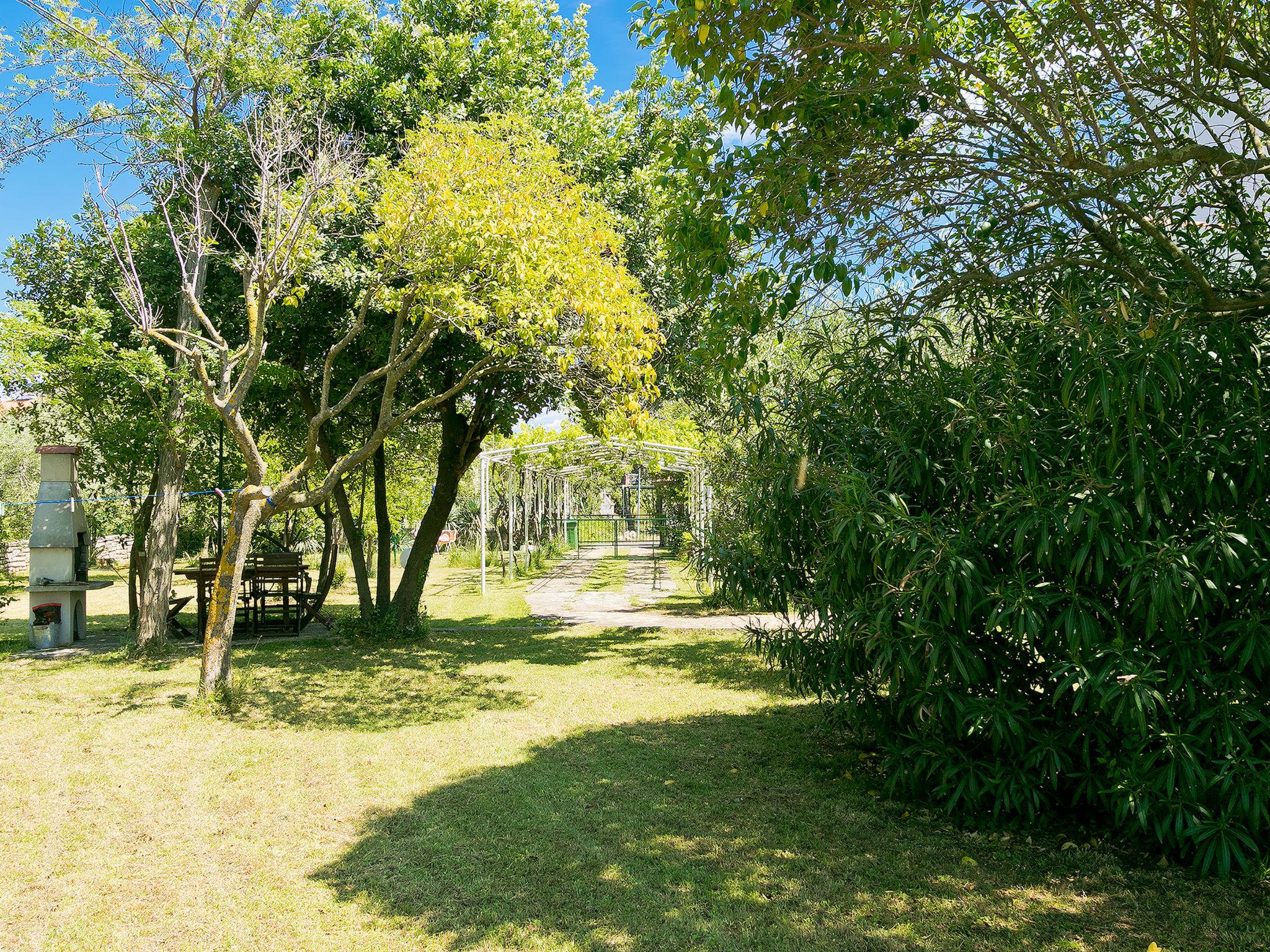 Foto 19 - Casa de 2 quartos em Umag com jardim e terraço