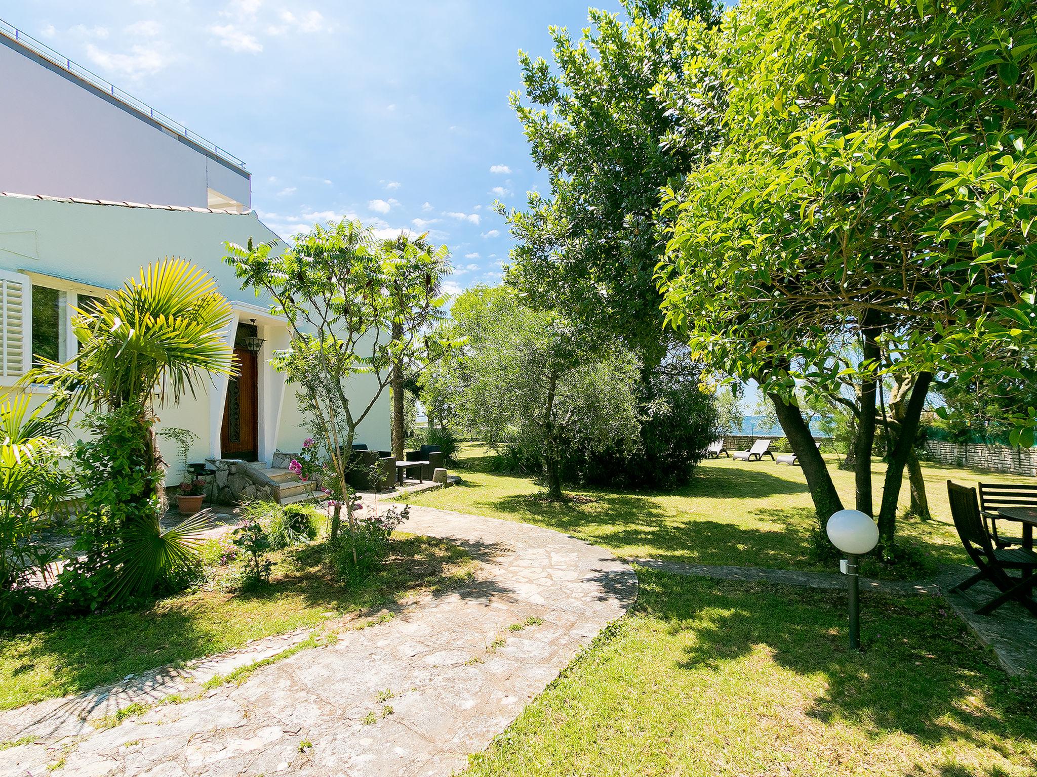 Foto 5 - Casa de 2 habitaciones en Umag con jardín y vistas al mar