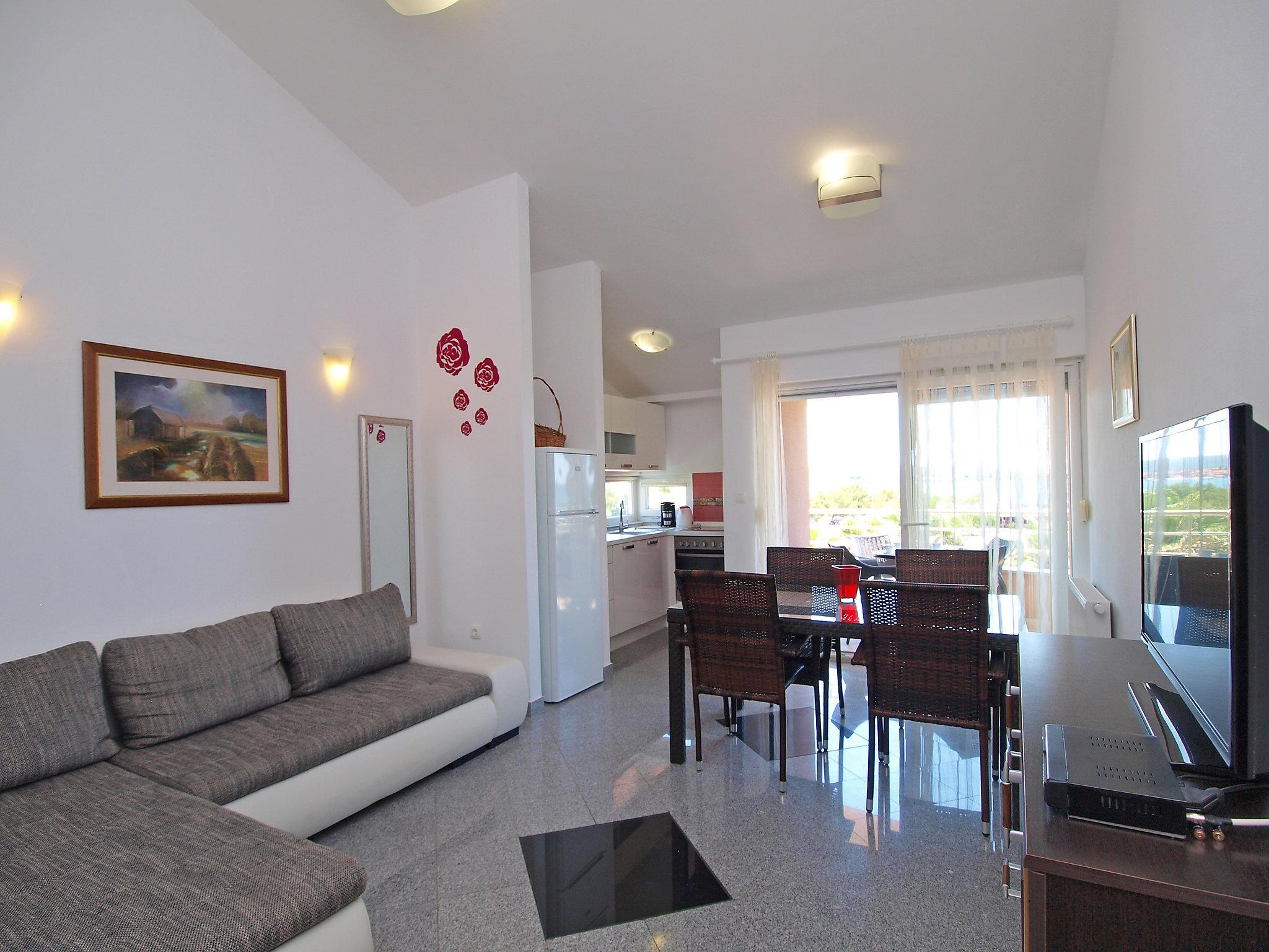Foto 4 - Appartamento con 1 camera da letto a Bibinje con piscina e vista mare