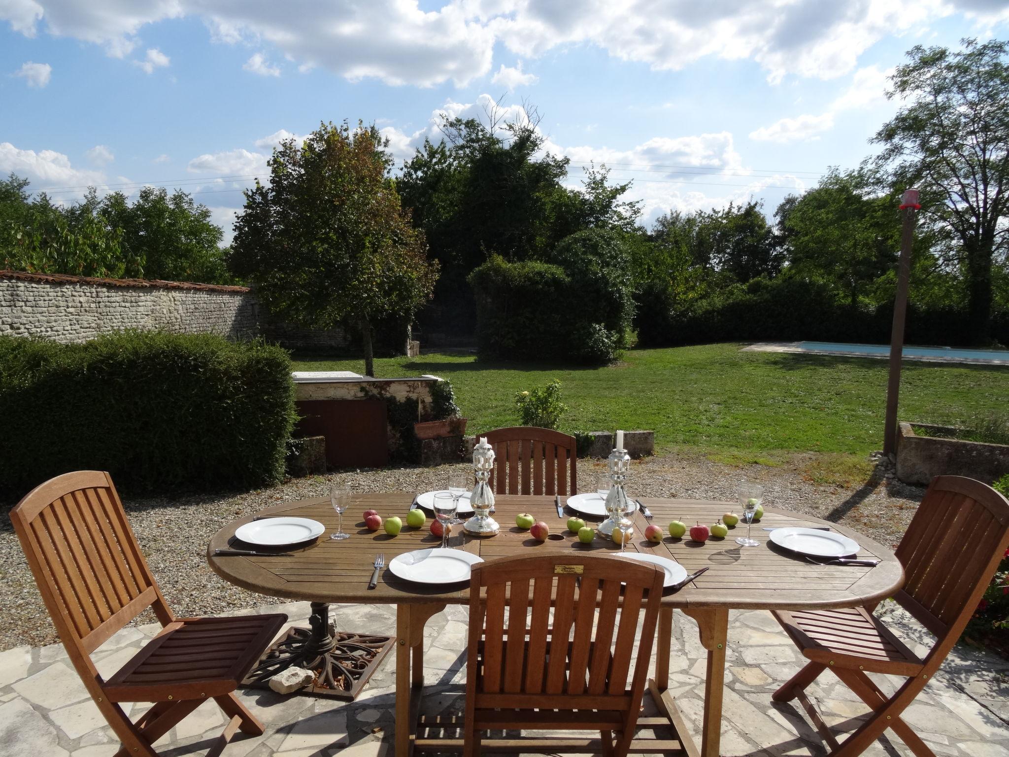 Foto 3 - Casa con 4 camere da letto a Aumagne con piscina privata e terrazza