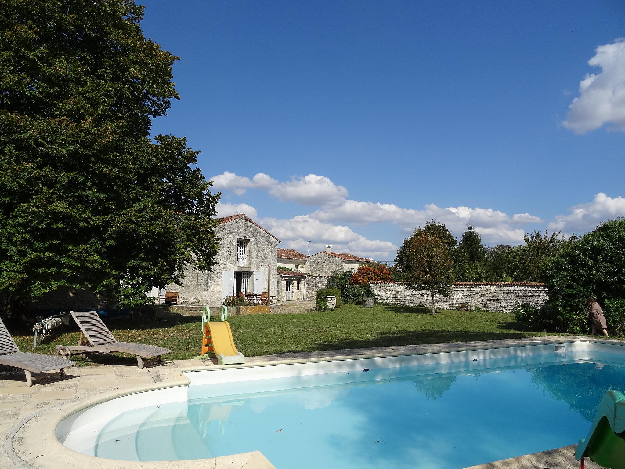 Foto 1 - Casa con 4 camere da letto a Aumagne con piscina privata e terrazza