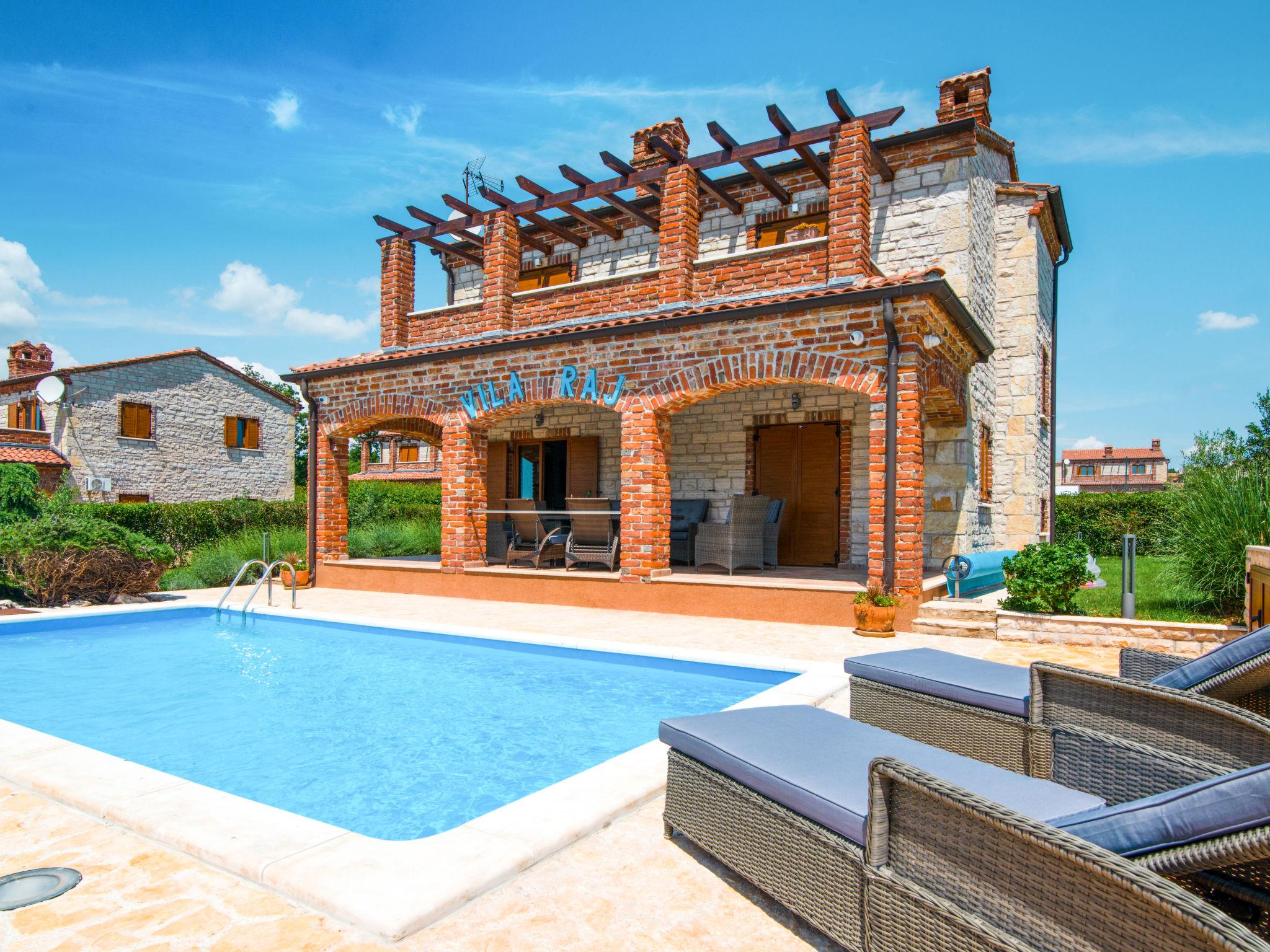 Photo 1 - Maison de 3 chambres à Svetvinčenat avec piscine privée et vues à la mer