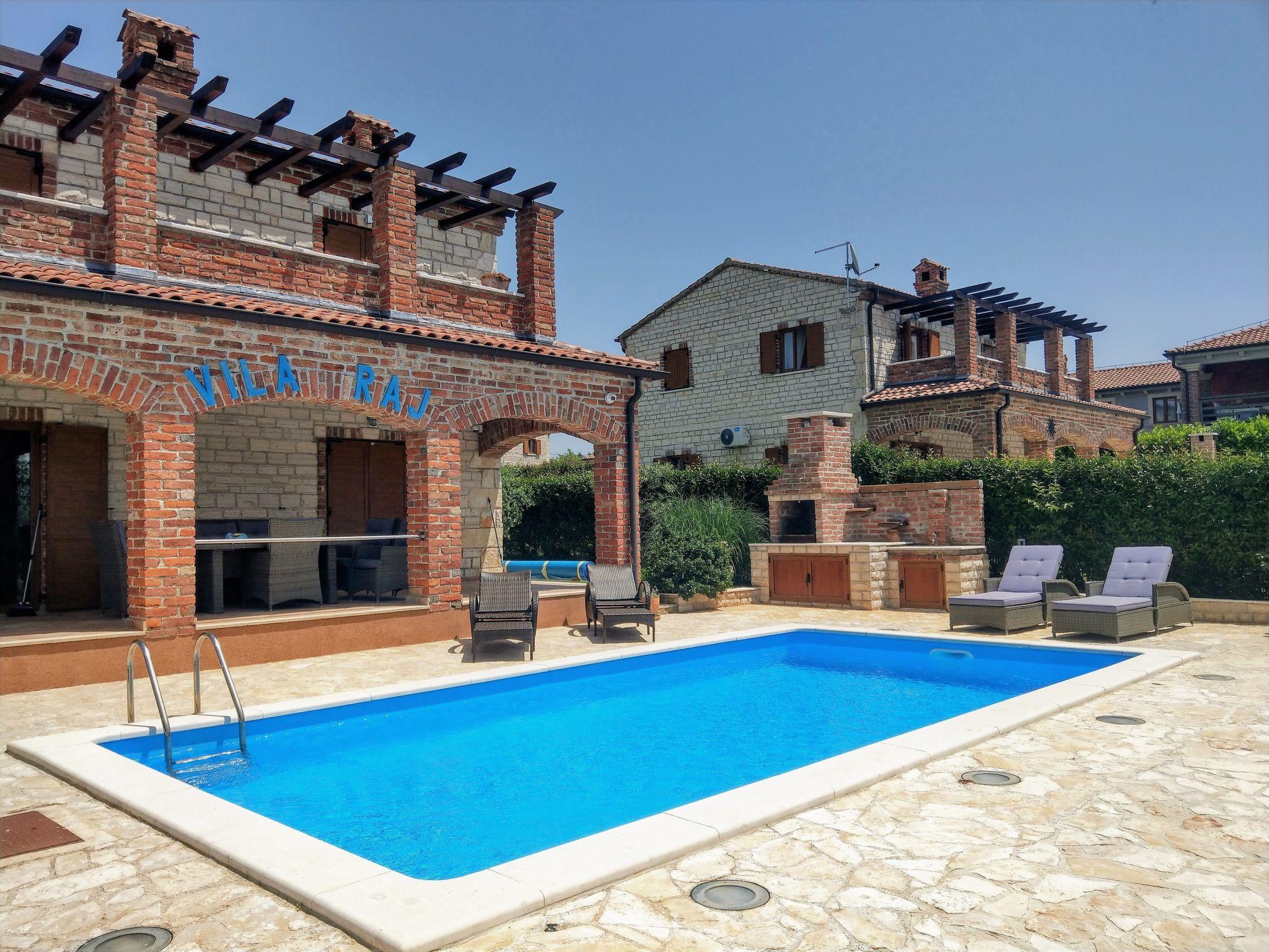 Photo 10 - Maison de 3 chambres à Svetvinčenat avec piscine privée et vues à la mer