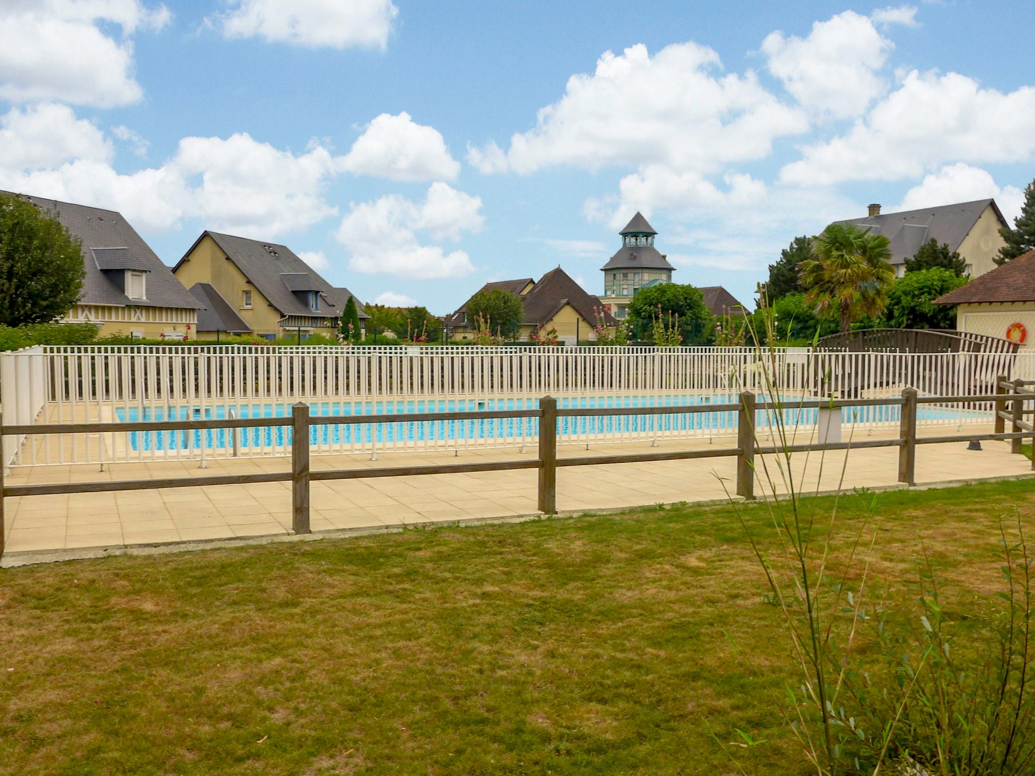 Foto 2 - Casa de 2 quartos em Dives-sur-Mer com piscina e terraço