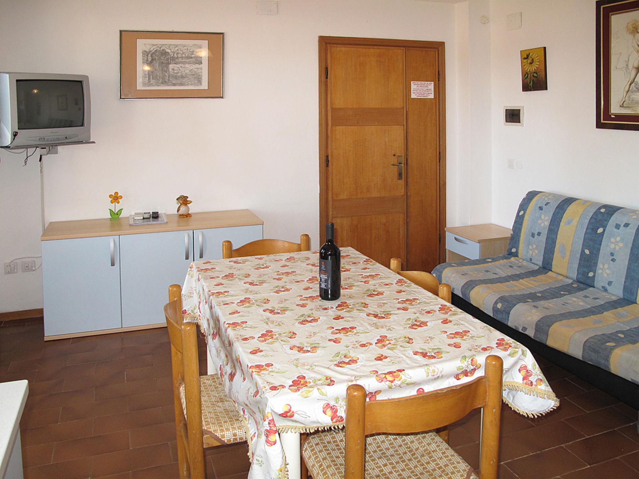 Photo 8 - 2 bedroom Apartment in Cecina with swimming pool and sea view