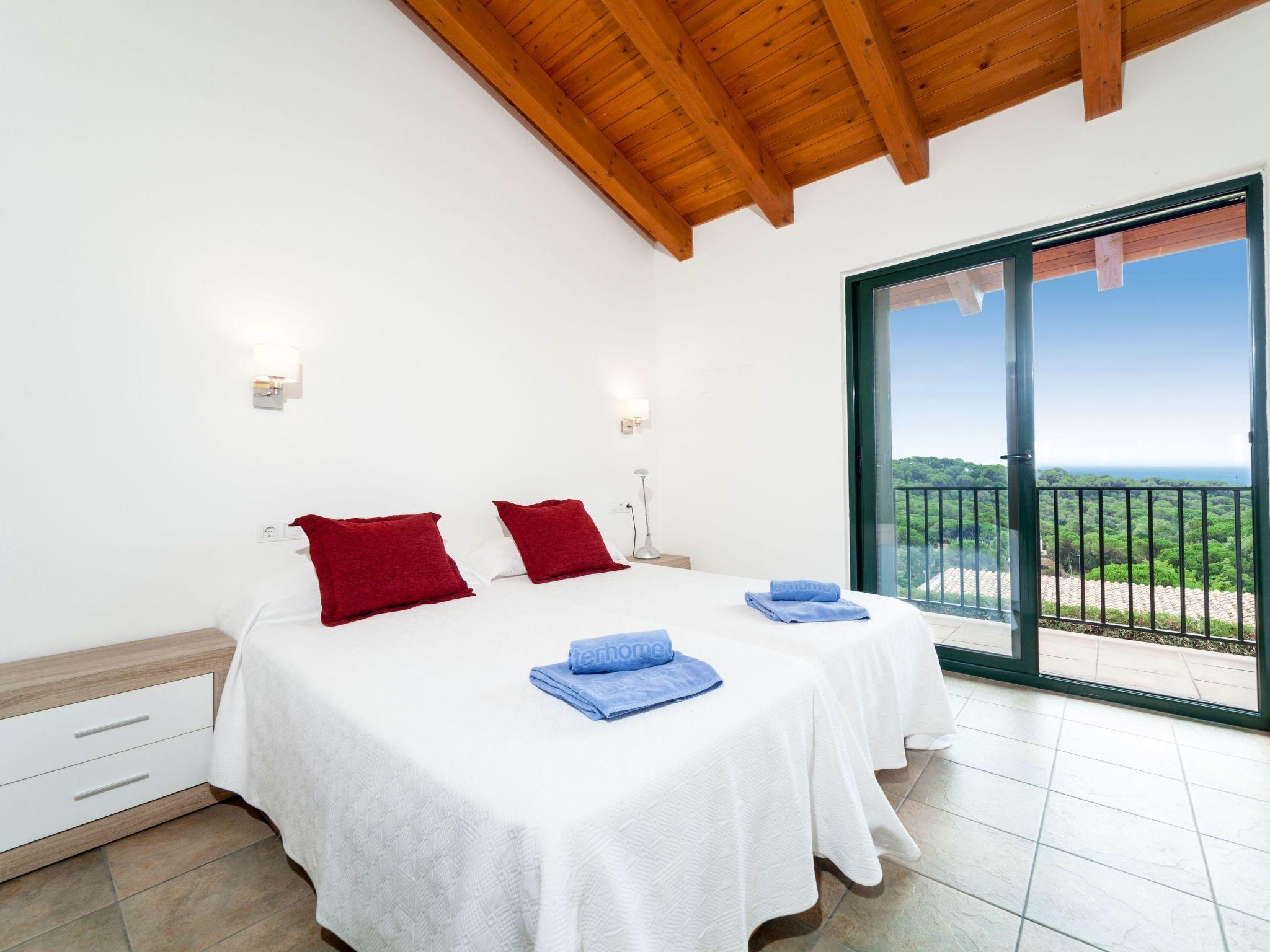 Foto 15 - Casa con 4 camere da letto a Lloret de Mar con piscina privata e vista mare