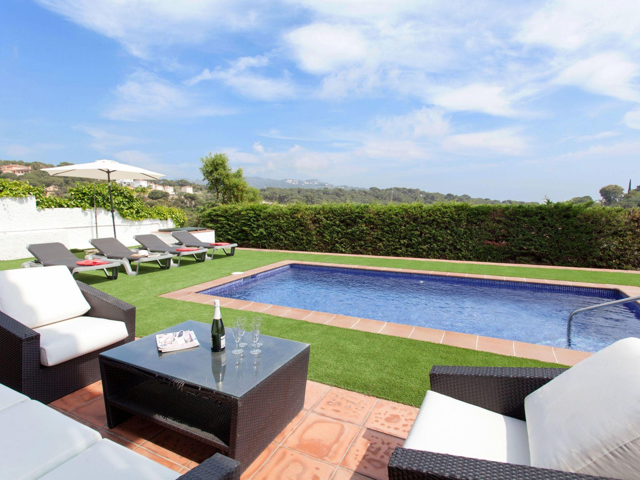 Foto 18 - Casa de 4 quartos em Lloret de Mar com piscina privada e vistas do mar