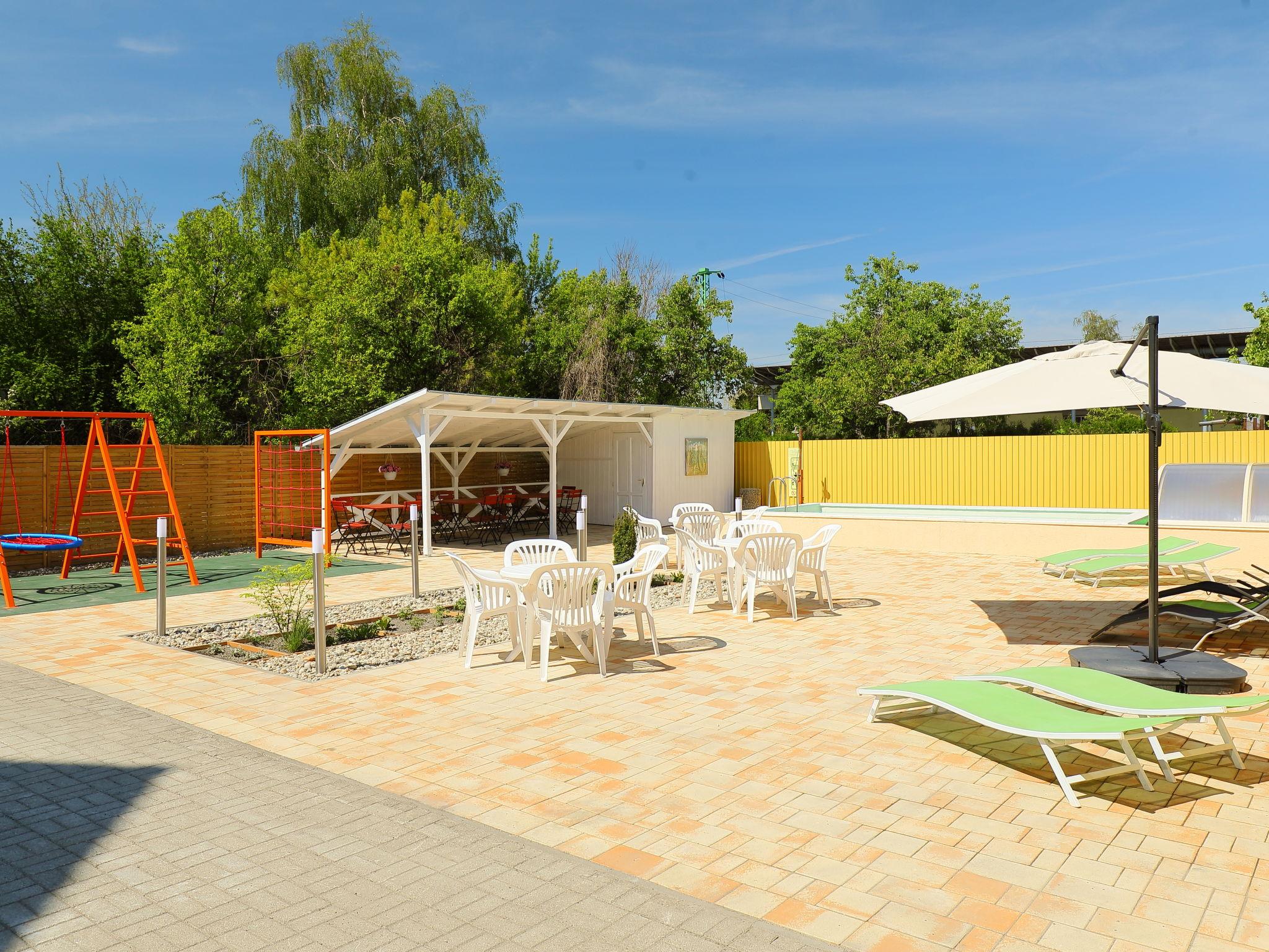 Foto 17 - Apartamento de 2 quartos em Balatonmáriafürdő com piscina e jardim