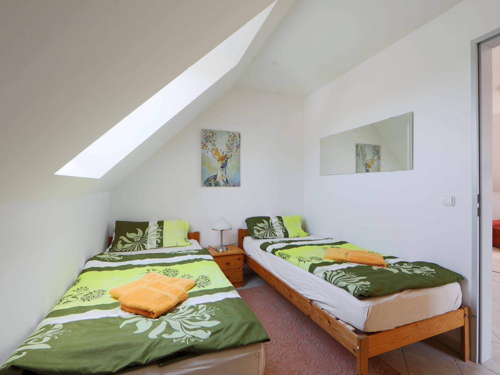 Foto 9 - Appartamento con 1 camera da letto a Balatonmáriafürdő con piscina e giardino