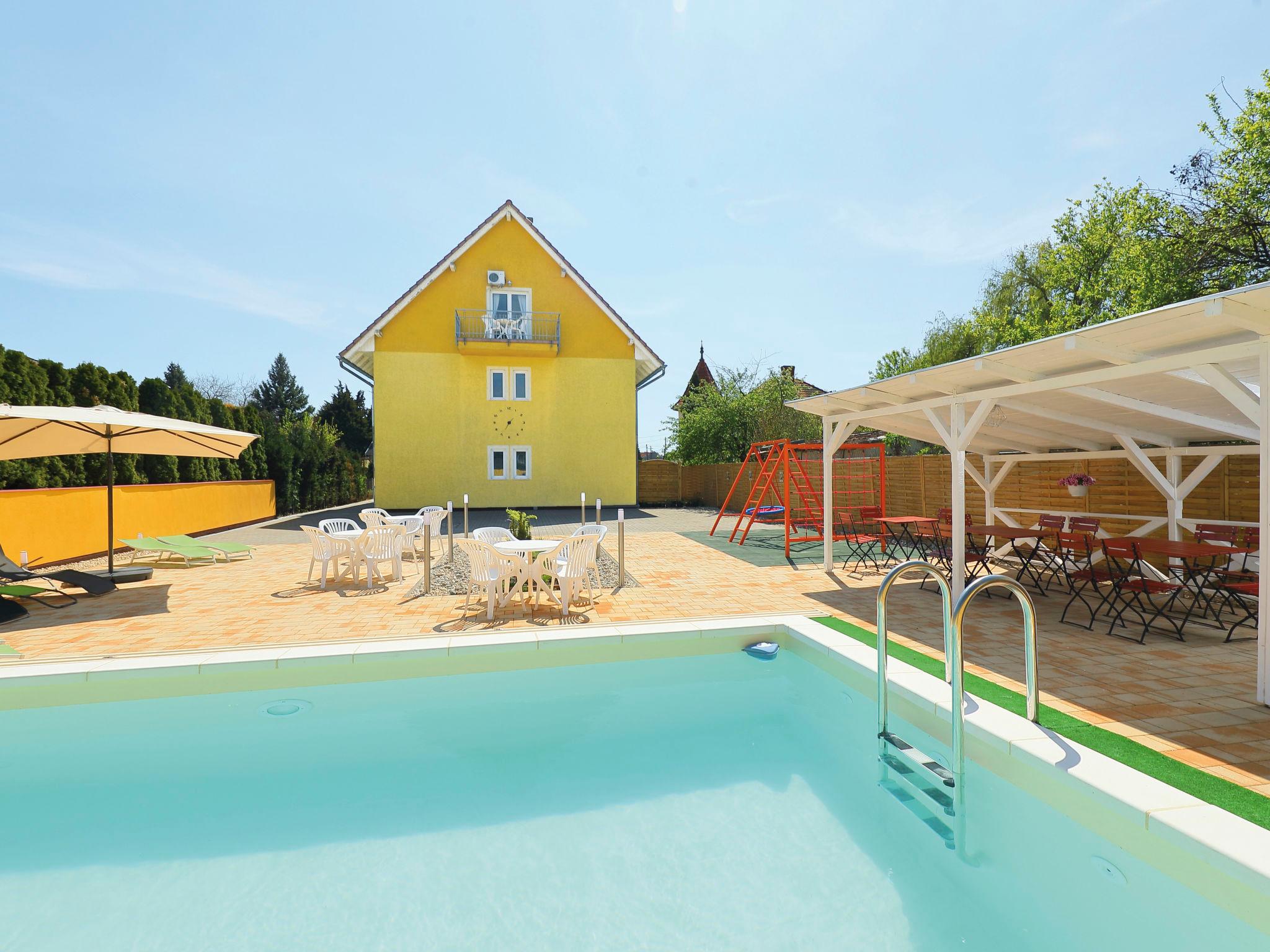 Foto 1 - Apartamento de 1 quarto em Balatonmáriafürdő com piscina e jardim