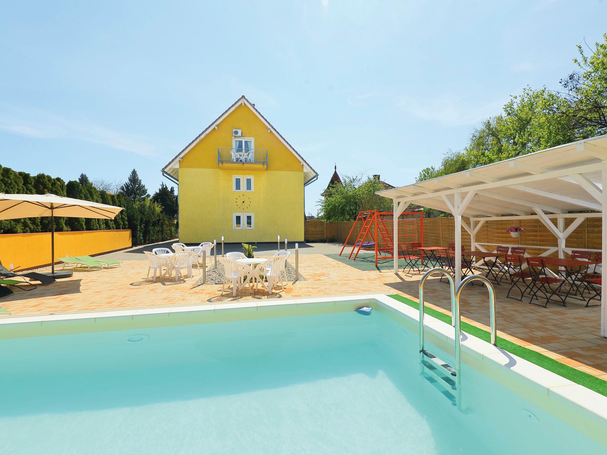 Foto 1 - Appartamento con 1 camera da letto a Balatonmáriafürdő con piscina e giardino