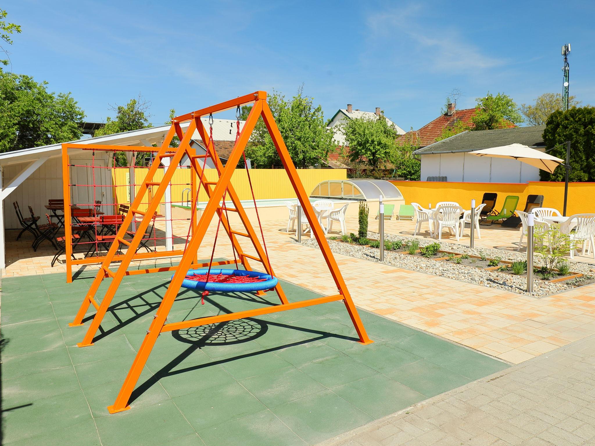 Photo 13 - Appartement de 1 chambre à Balatonmáriafürdő avec piscine et jardin