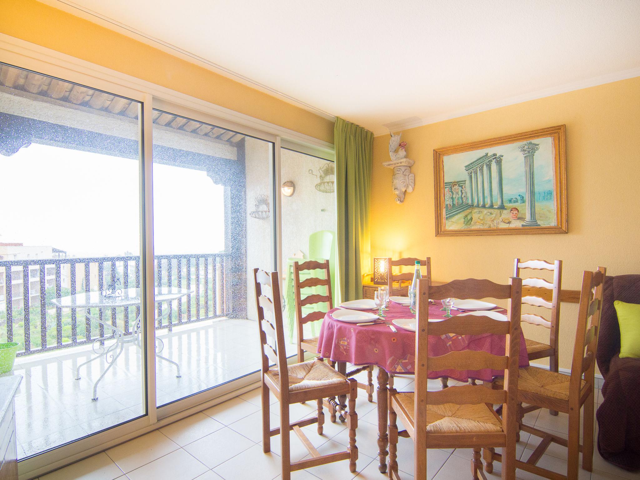 Photo 9 - 2 bedroom Apartment in Cogolin with swimming pool and sea view