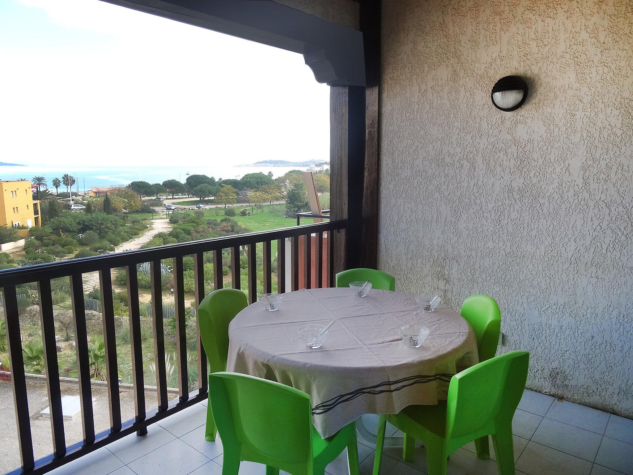 Foto 12 - Appartamento con 2 camere da letto a Cogolin con piscina e vista mare