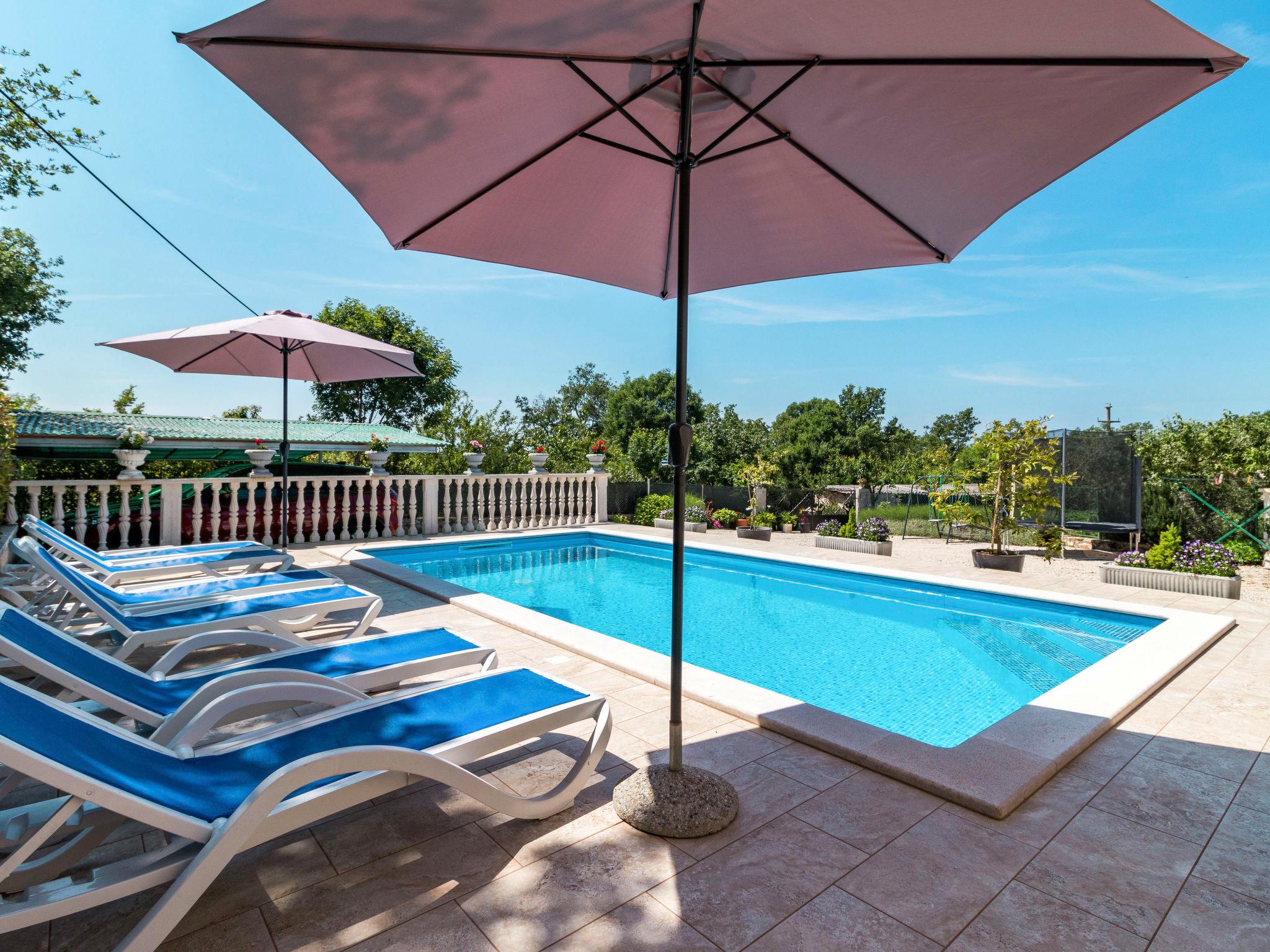 Photo 4 - Maison de 3 chambres à Sveti Lovreč avec piscine privée et vues à la mer