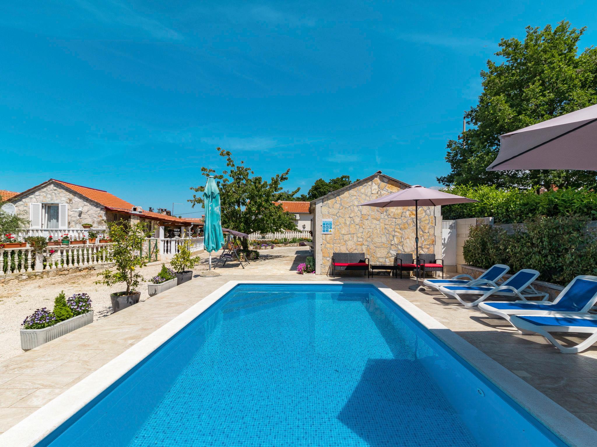 Foto 1 - Casa con 3 camere da letto a Sveti Lovreč con piscina privata e vista mare