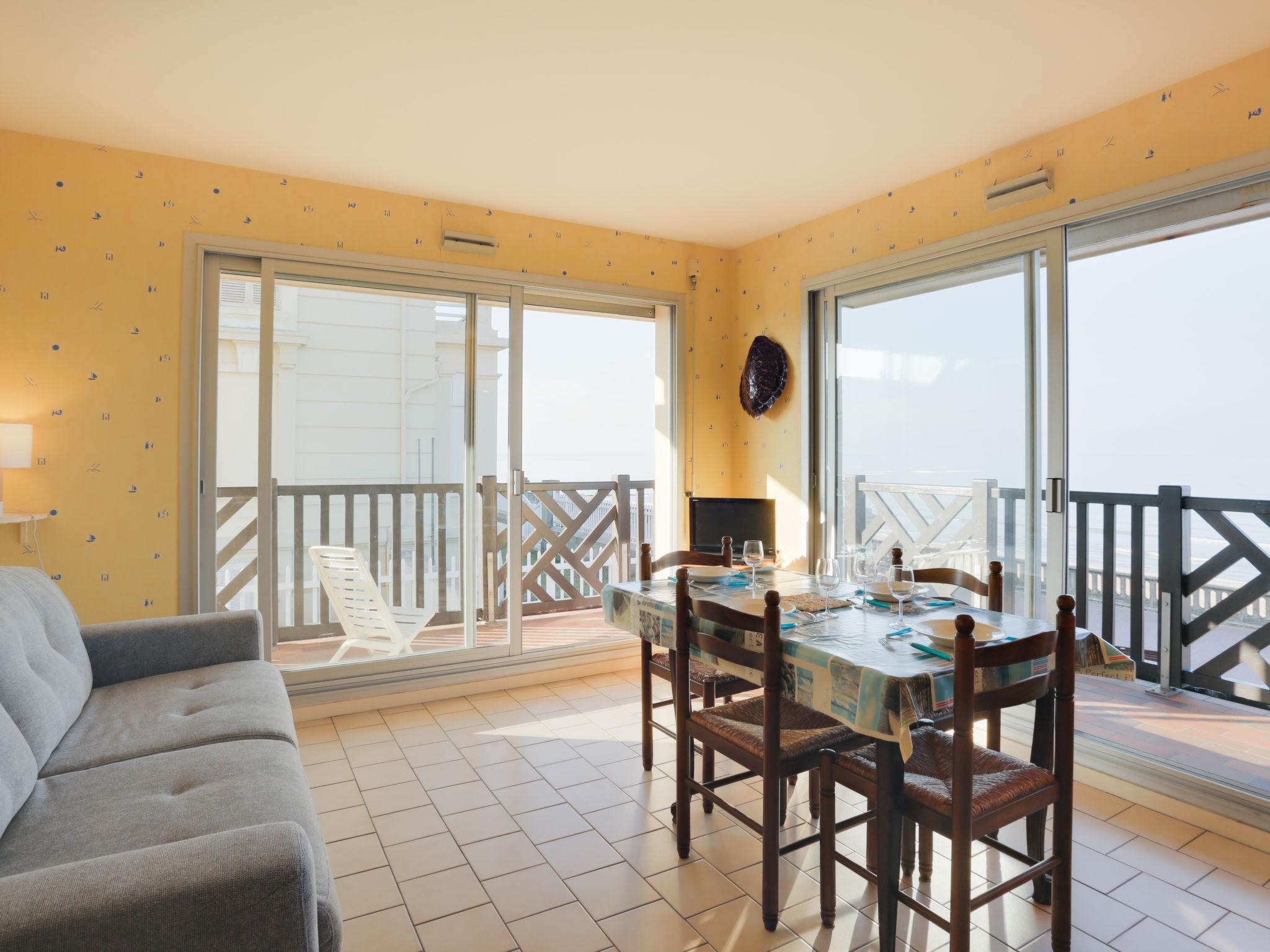 Foto 9 - Appartamento con 1 camera da letto a Cabourg con vista mare