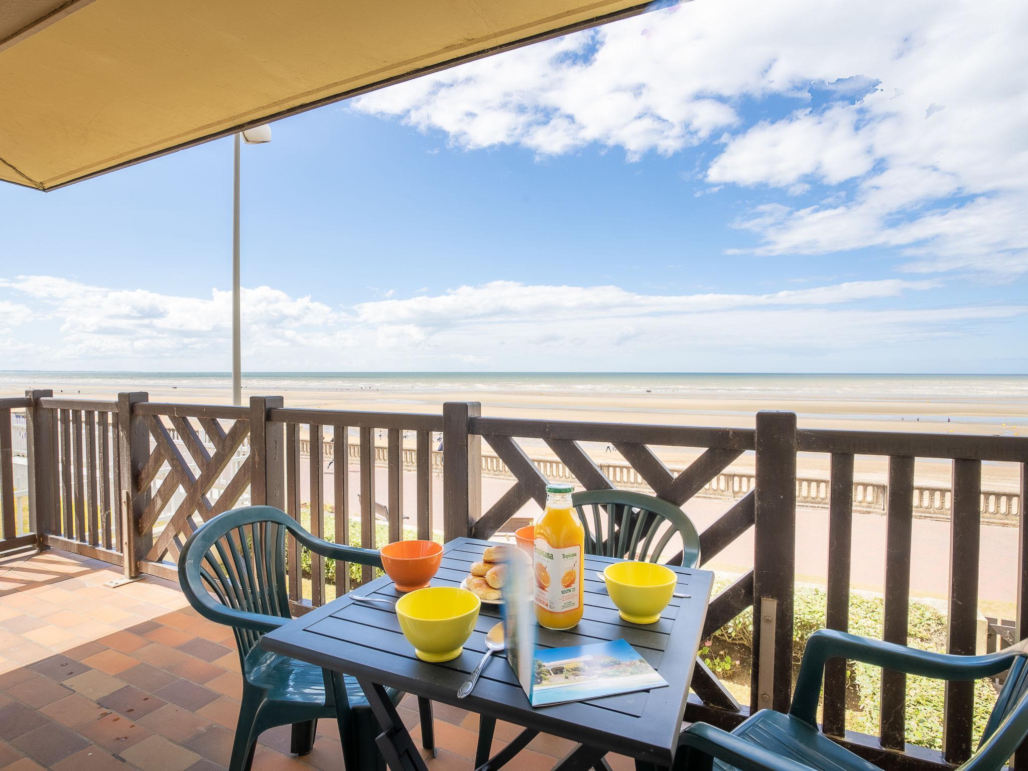 Foto 1 - Apartamento de 1 habitación en Cabourg con vistas al mar