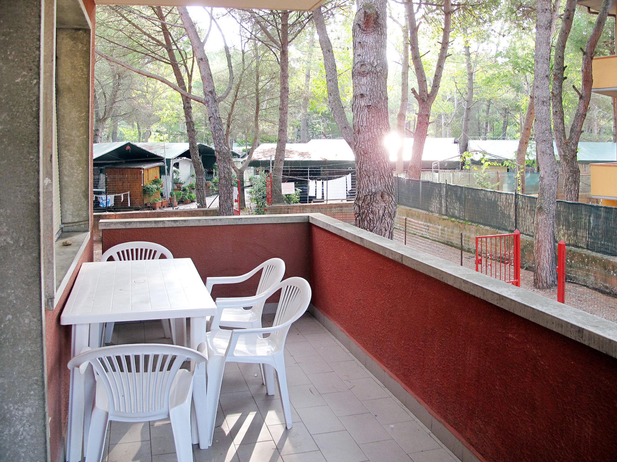 Photo 4 - 1 bedroom Apartment in Bibbona with swimming pool and garden