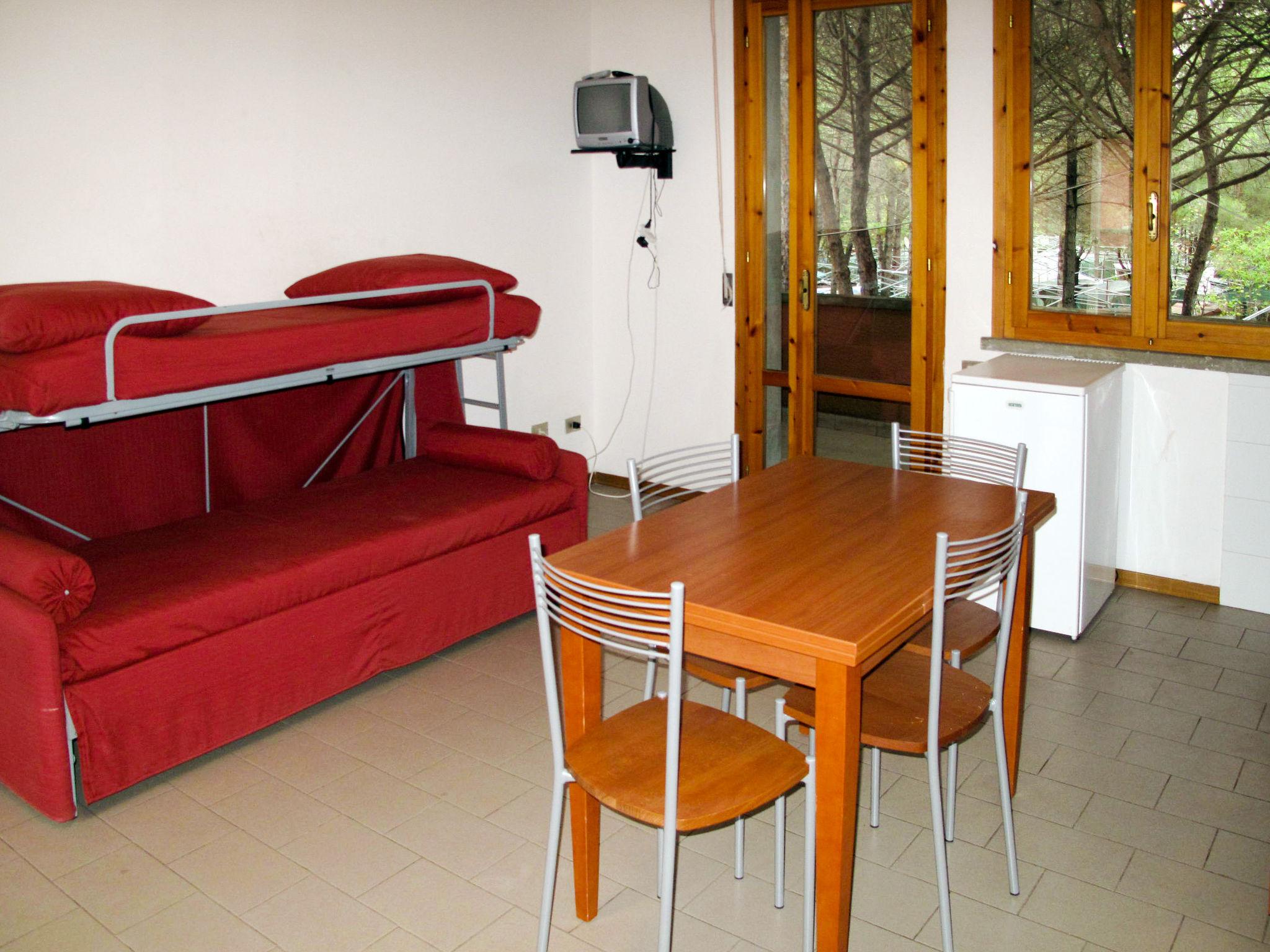 Photo 10 - 1 bedroom Apartment in Bibbona with swimming pool and garden