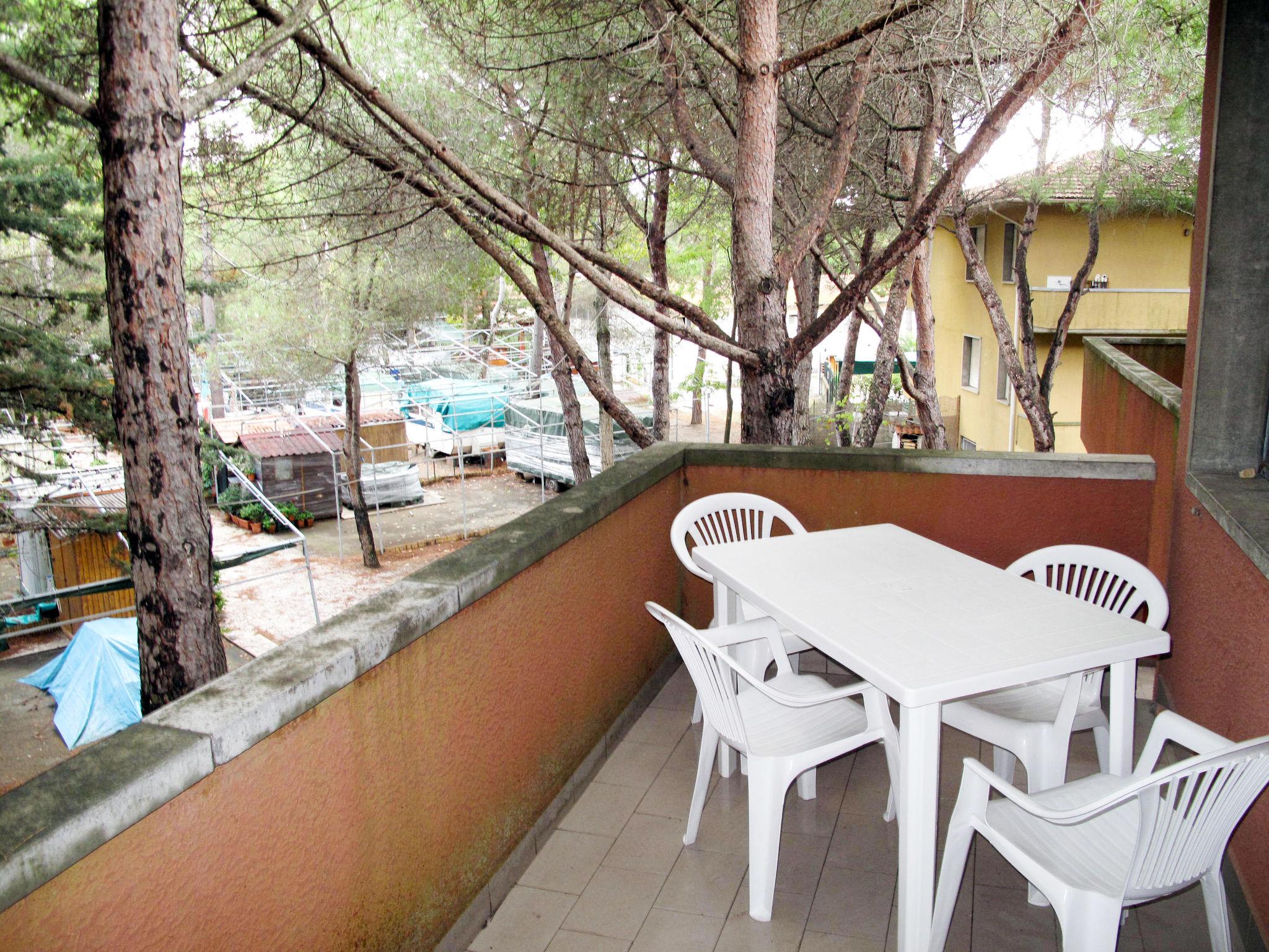 Photo 7 - 1 bedroom Apartment in Bibbona with swimming pool and garden