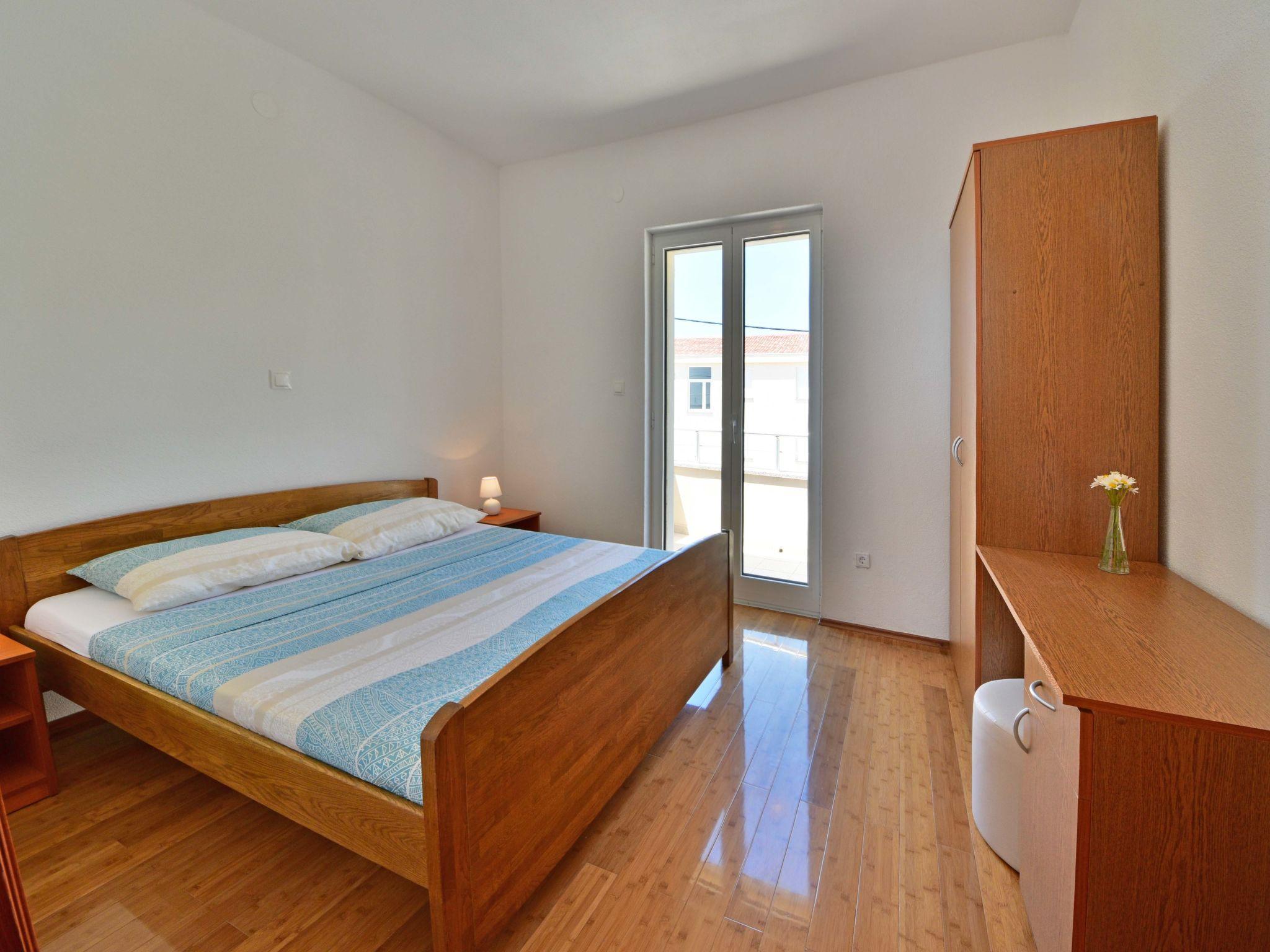 Foto 5 - Appartamento con 1 camera da letto a Karlobag con terrazza e vista mare