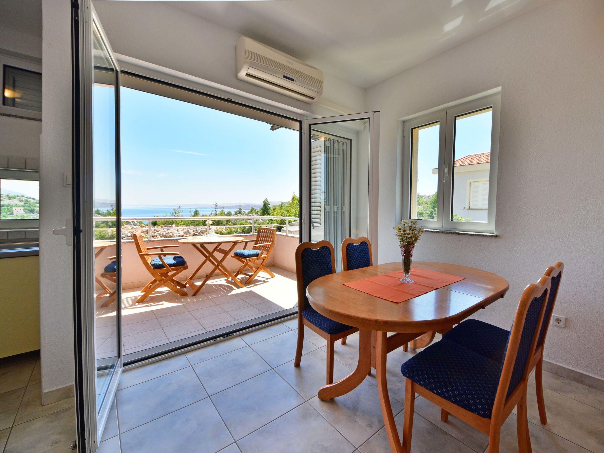 Photo 3 - 1 bedroom Apartment in Karlobag with terrace and sea view