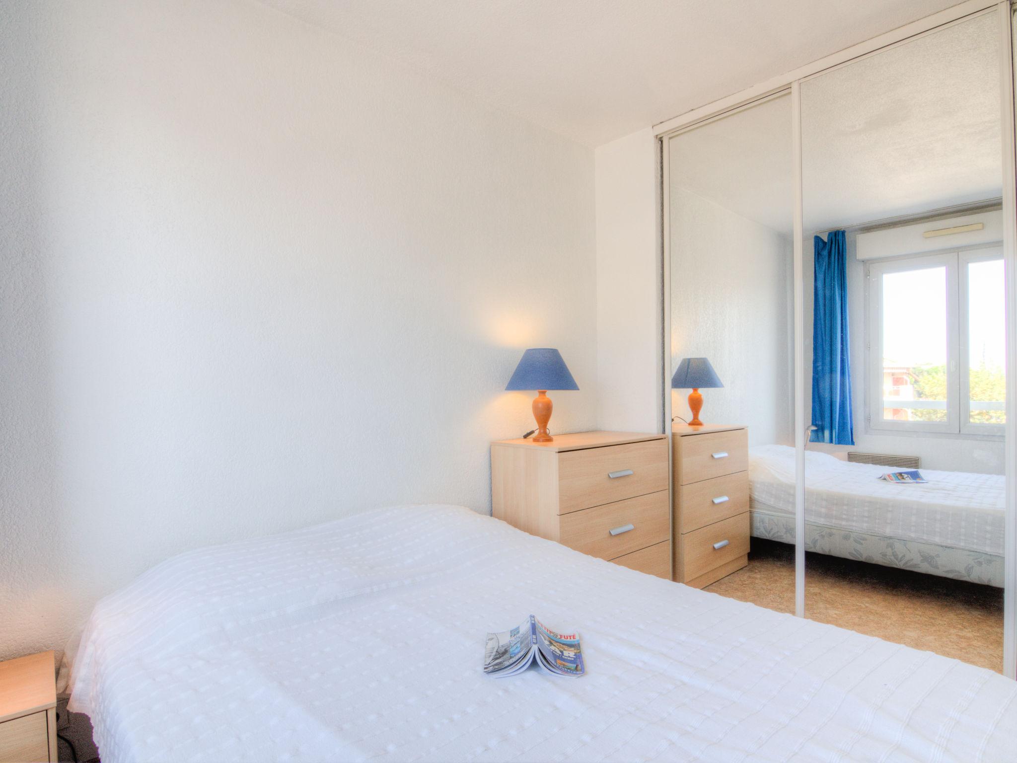 Foto 5 - Appartamento con 1 camera da letto a Saint-Raphaël con terrazza e vista mare