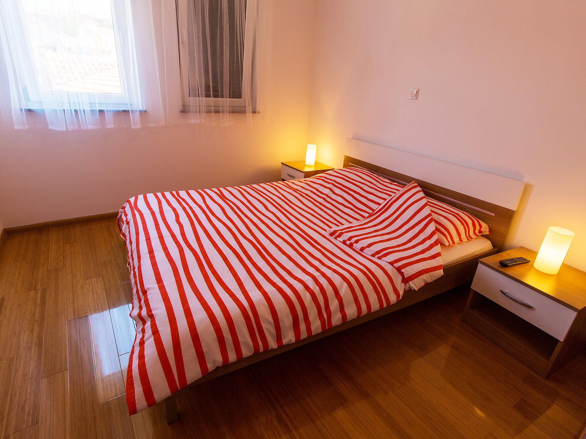Foto 9 - Appartamento con 3 camere da letto a Novi Vinodolski con piscina e vista mare