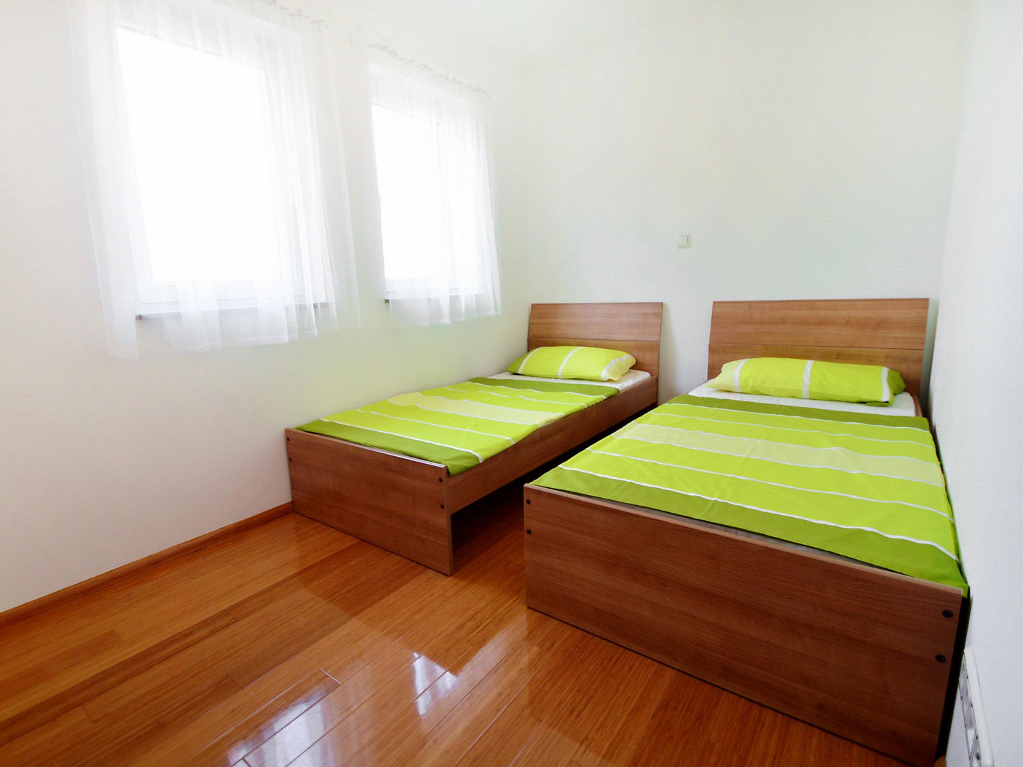 Foto 10 - Appartamento con 3 camere da letto a Novi Vinodolski con piscina e vista mare