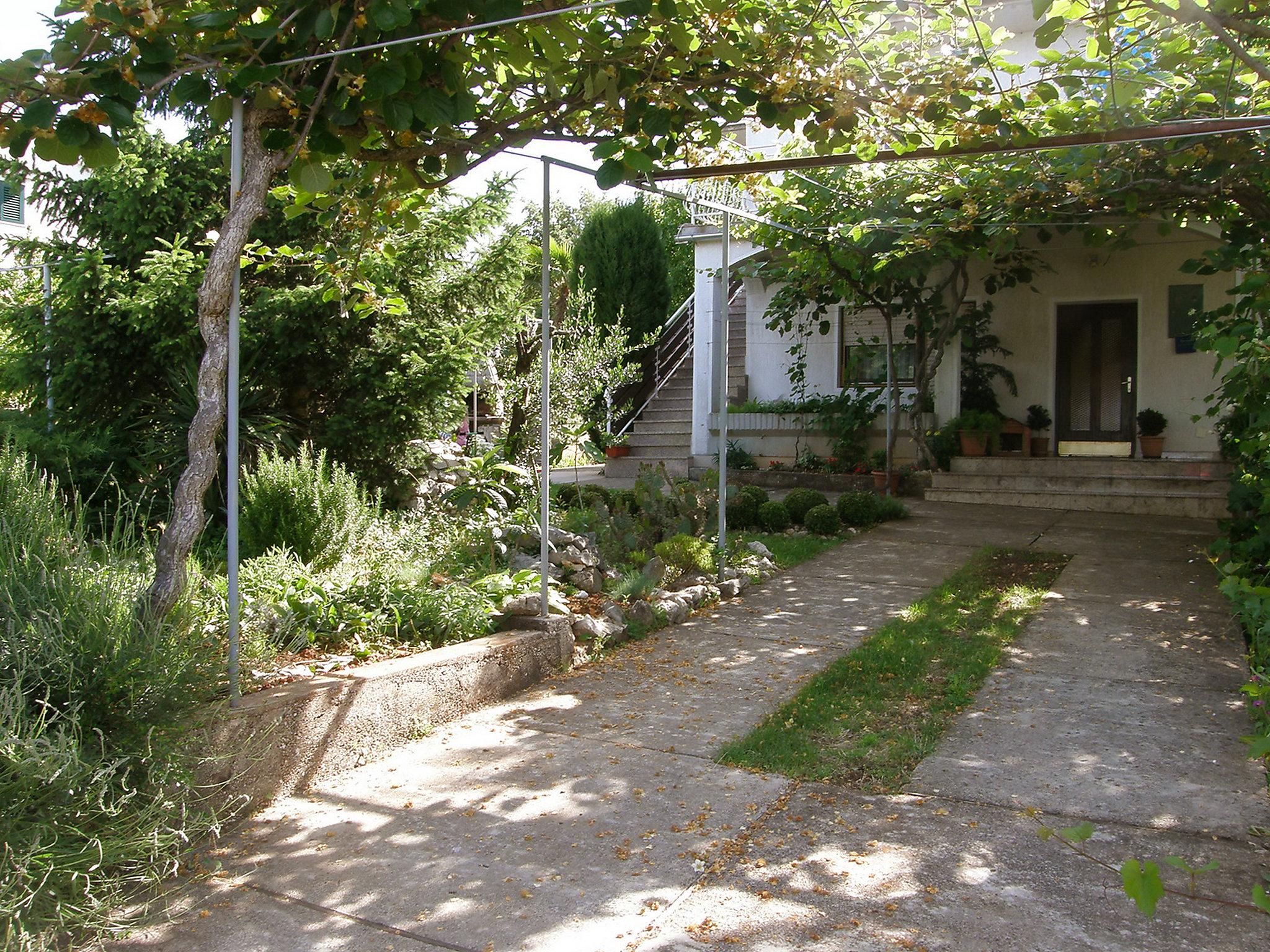 Foto 15 - Apartamento em Malinska-Dubašnica com jardim e vistas do mar